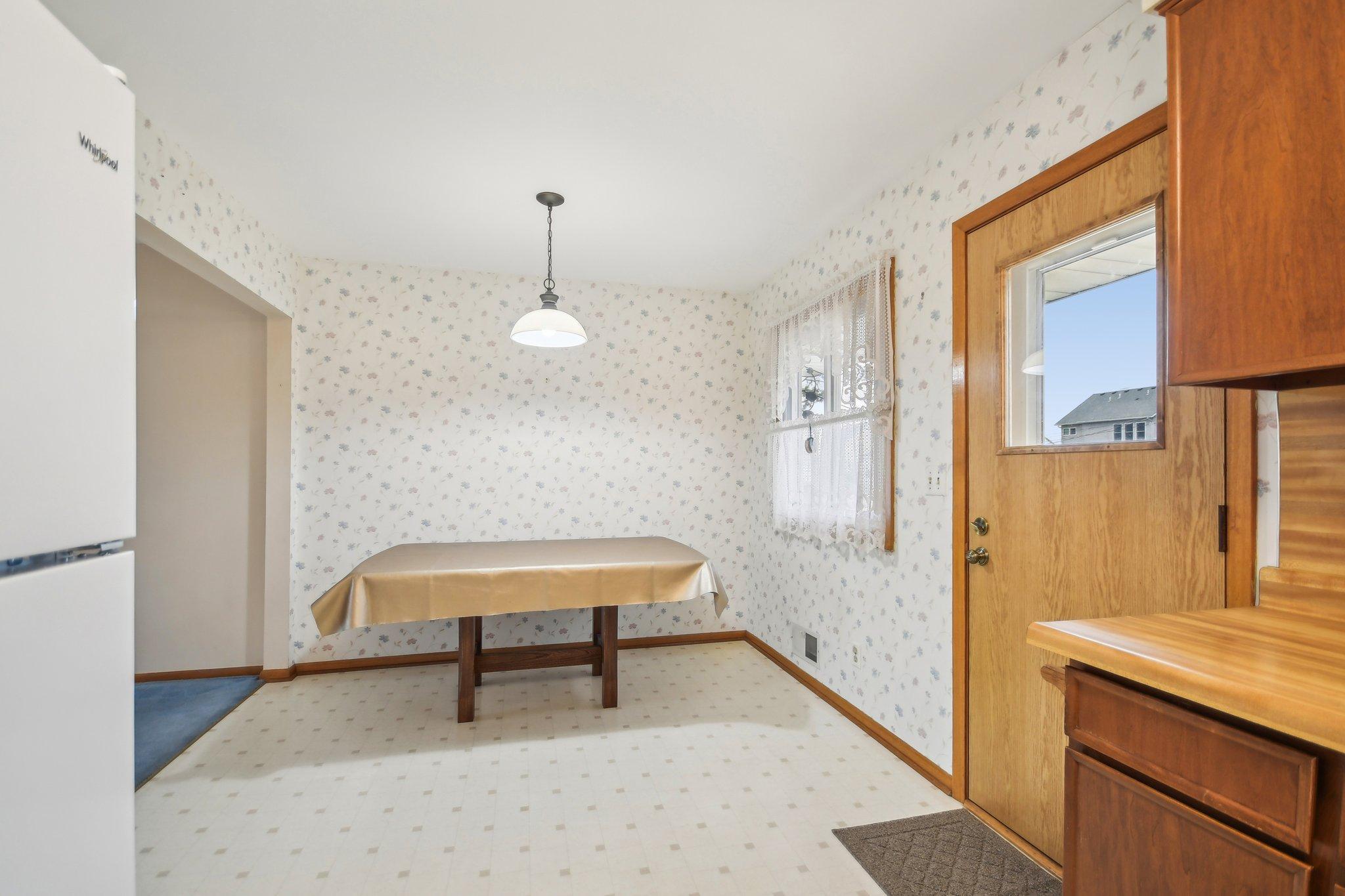 16-web-or-mls-Iona Ln-1104-016.jpg