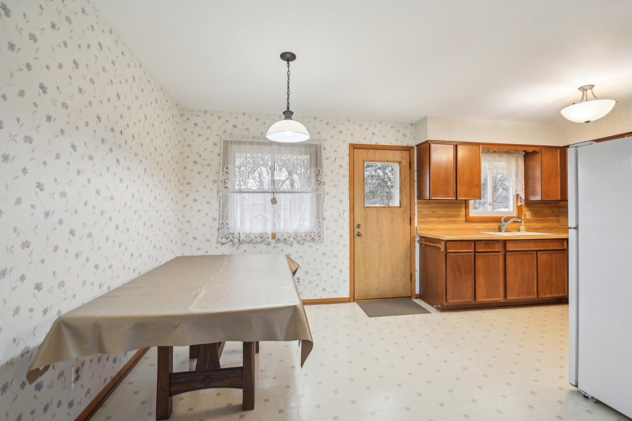 14-web-or-mls-Iona Ln-1104-014.jpg