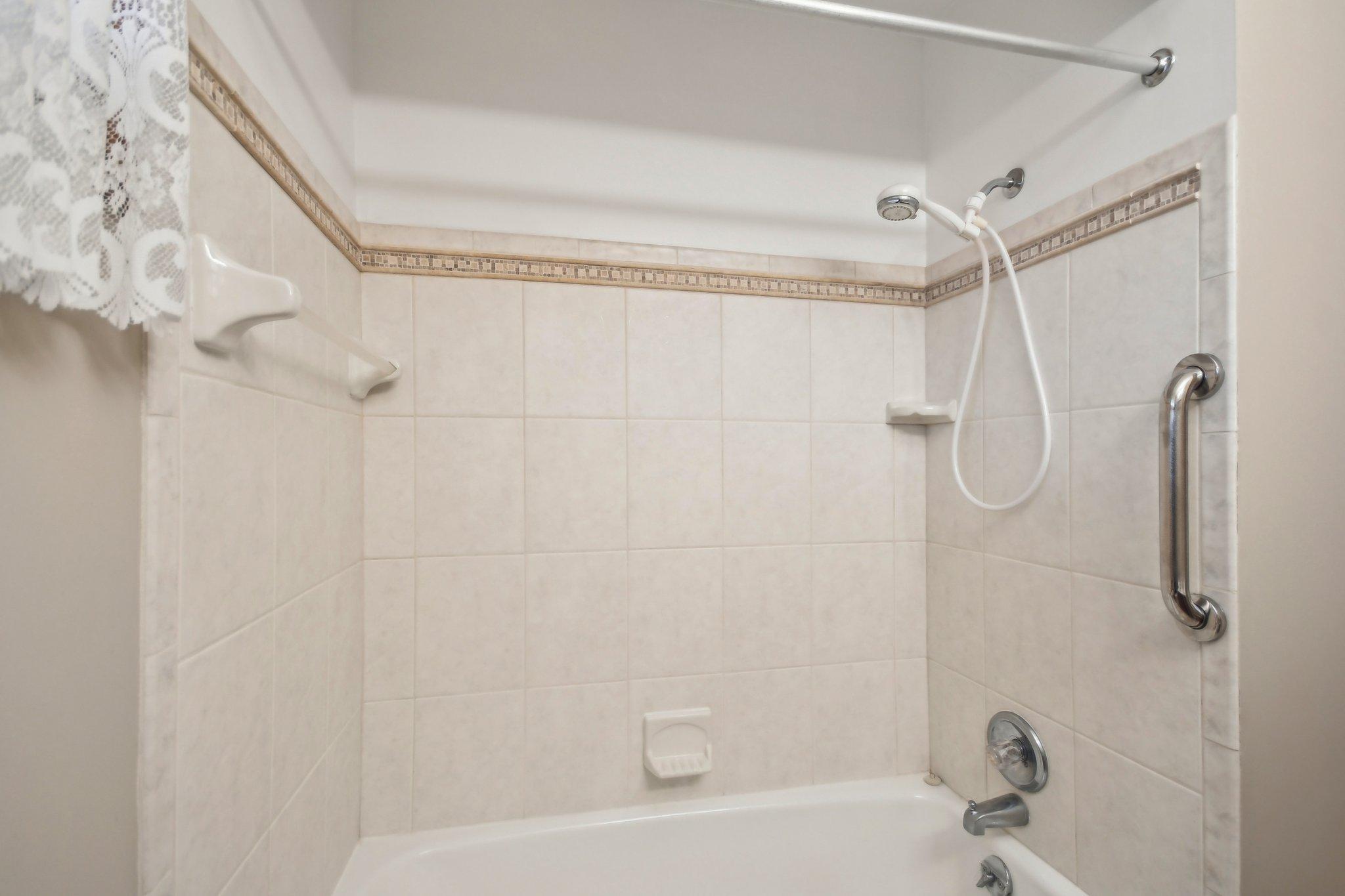 23-web-or-mls-Iona Ln-1104-021.jpg