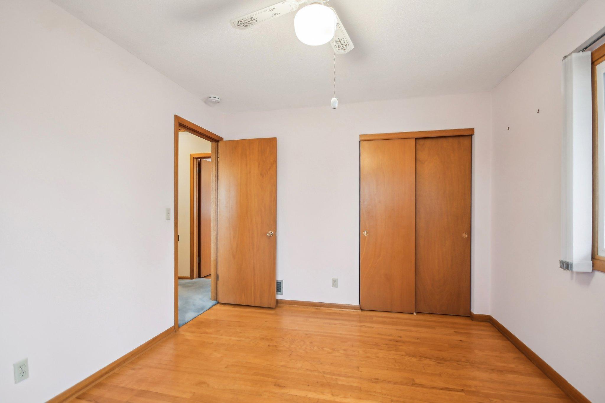 30-web-or-mls-Iona Ln-1104-026.jpg