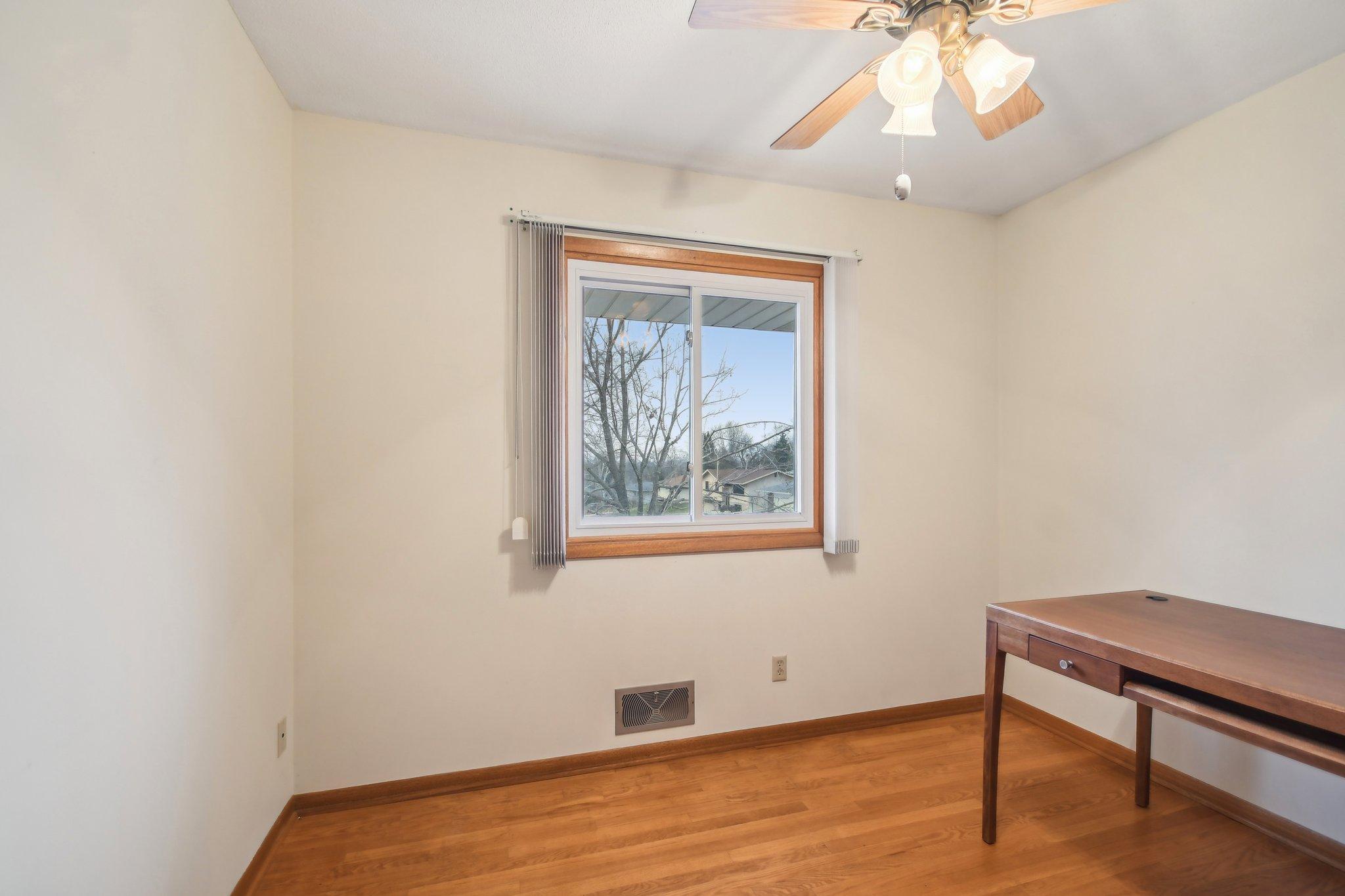 31-web-or-mls-Iona Ln-1104-027.jpg