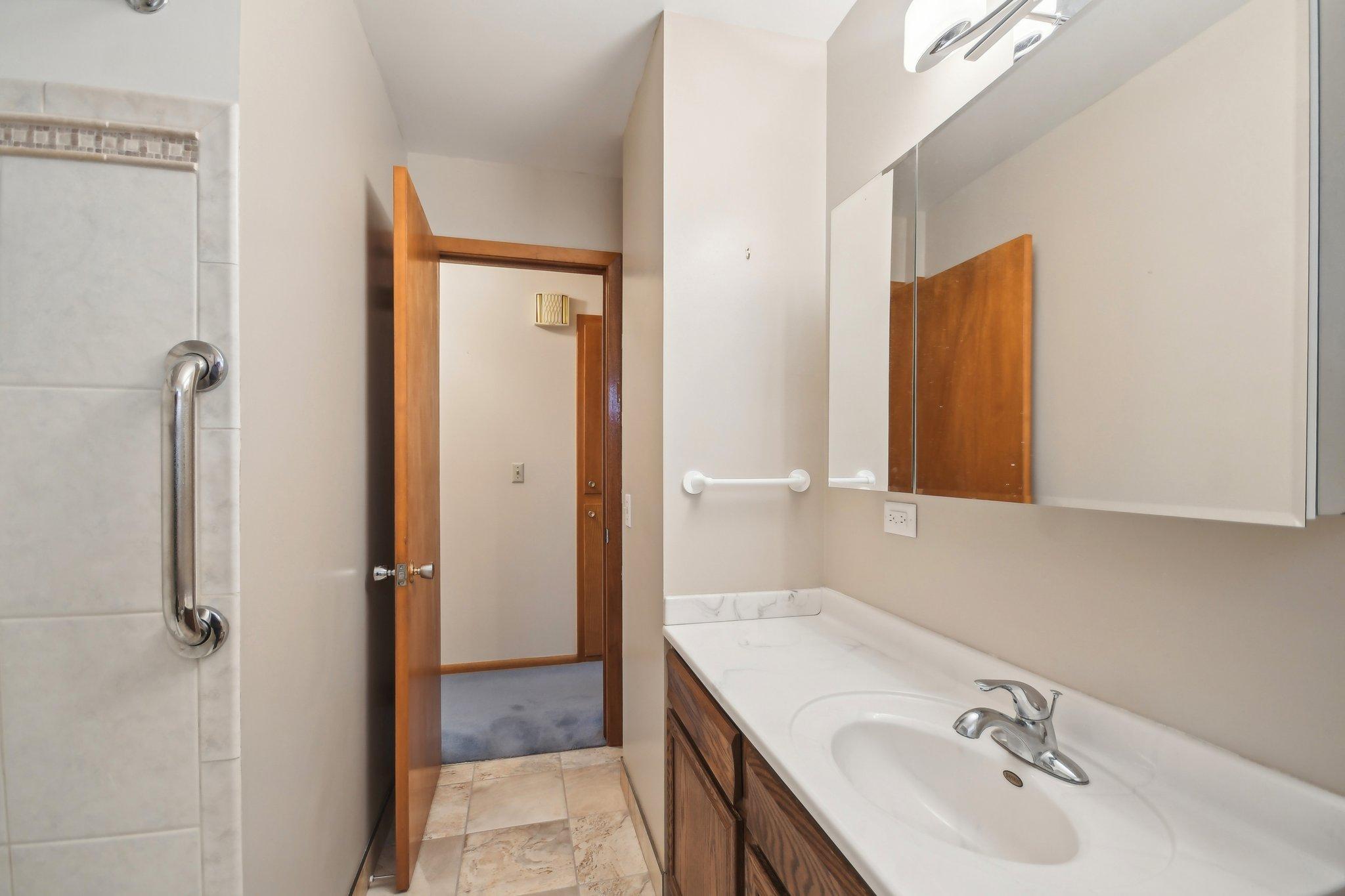 22-web-or-mls-Iona Ln-1104-020.jpg