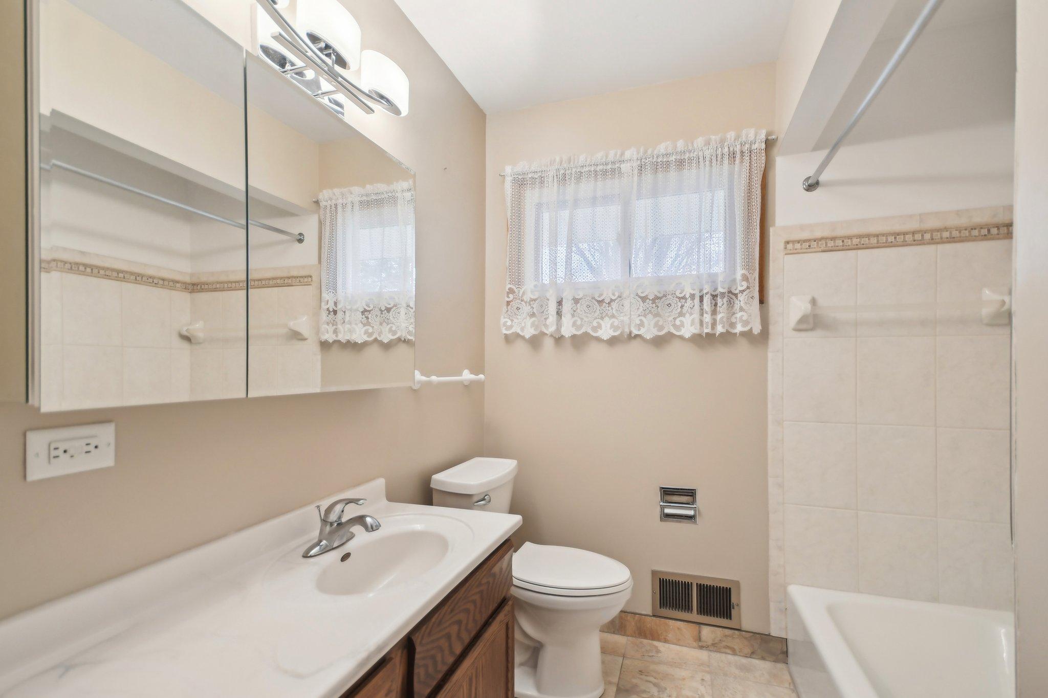 21-web-or-mls-Iona Ln-1104-019.jpg
