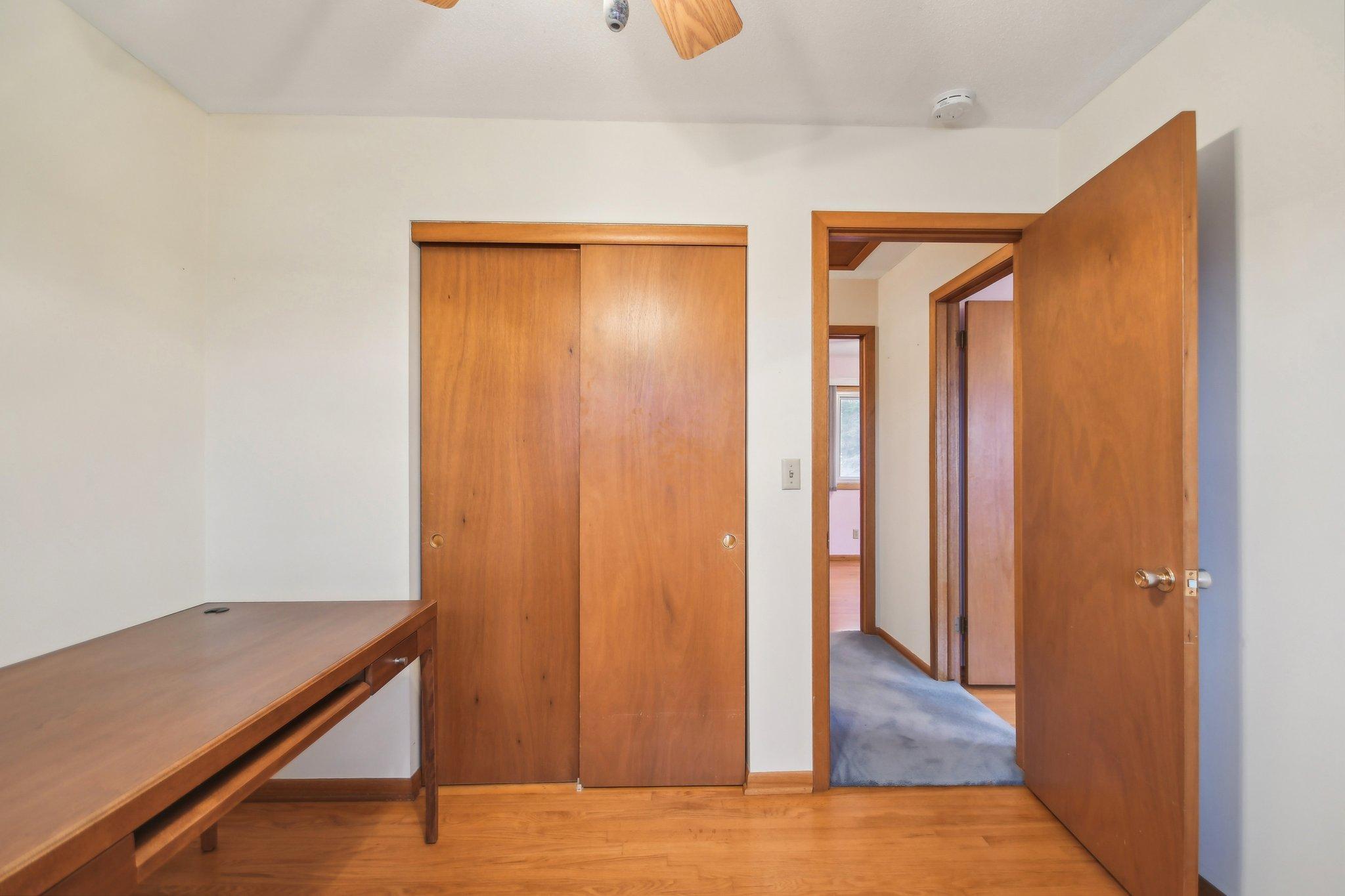 32-web-or-mls-Iona Ln-1104-028.jpg