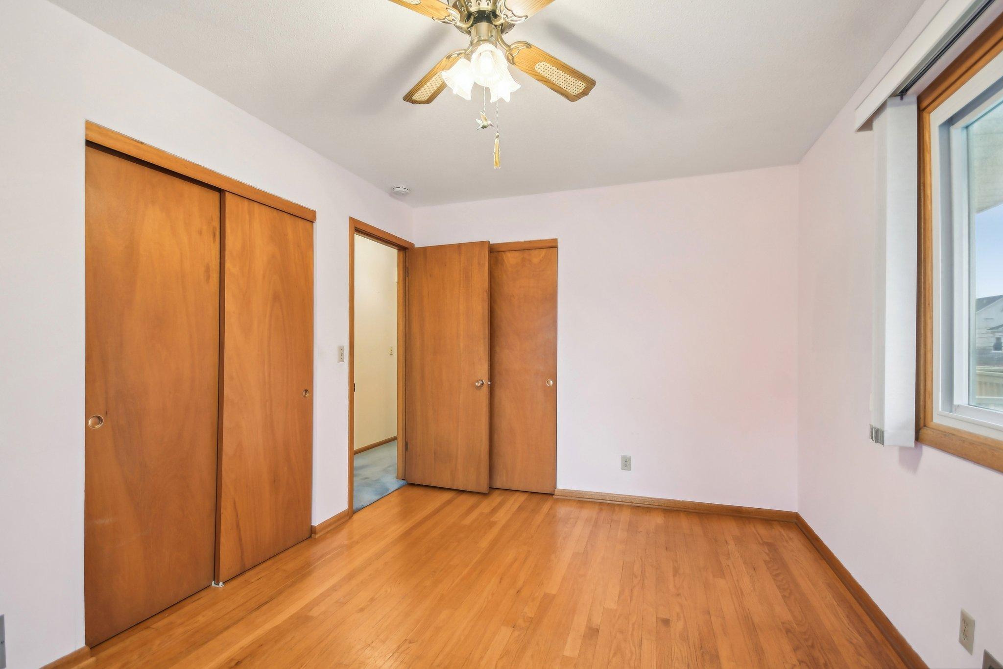25-web-or-mls-Iona Ln-1104-023.jpg