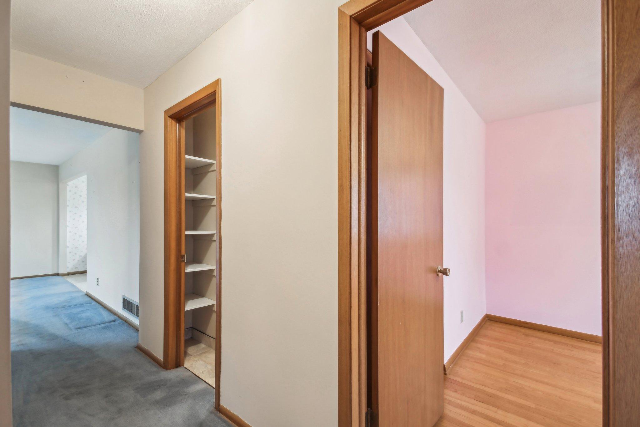 20-web-or-mls-Iona Ln-1104-018.jpg