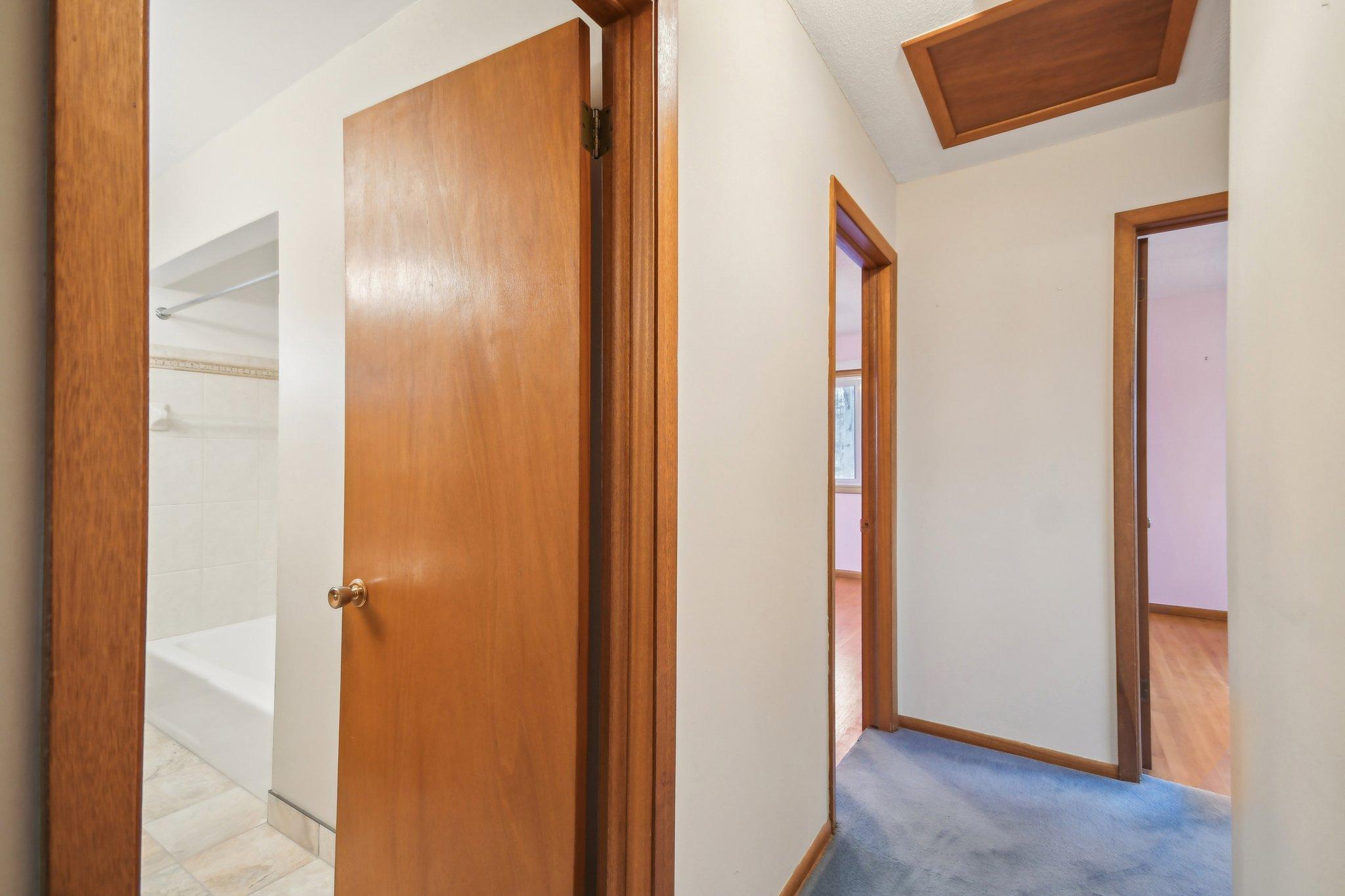 19-web-or-mls-Iona Ln-1104-017.jpg