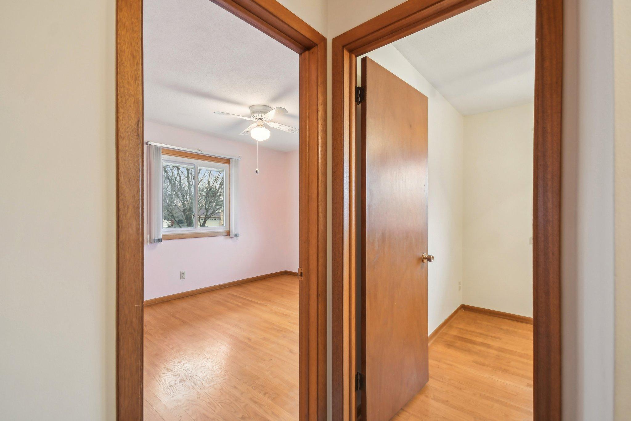 26-web-or-mls-Iona Ln-1104-024.jpg