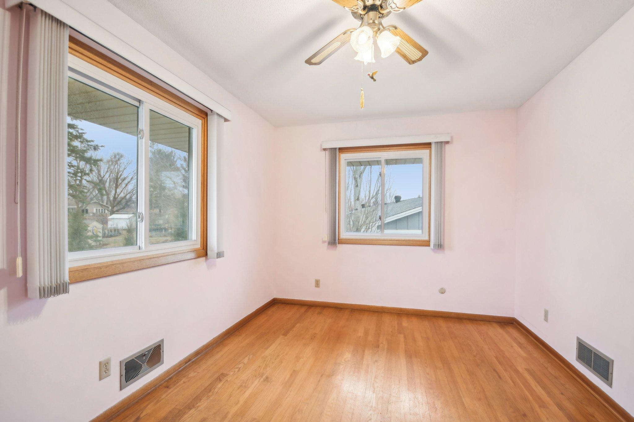 24-web-or-mls-Iona Ln-1104-022.jpg