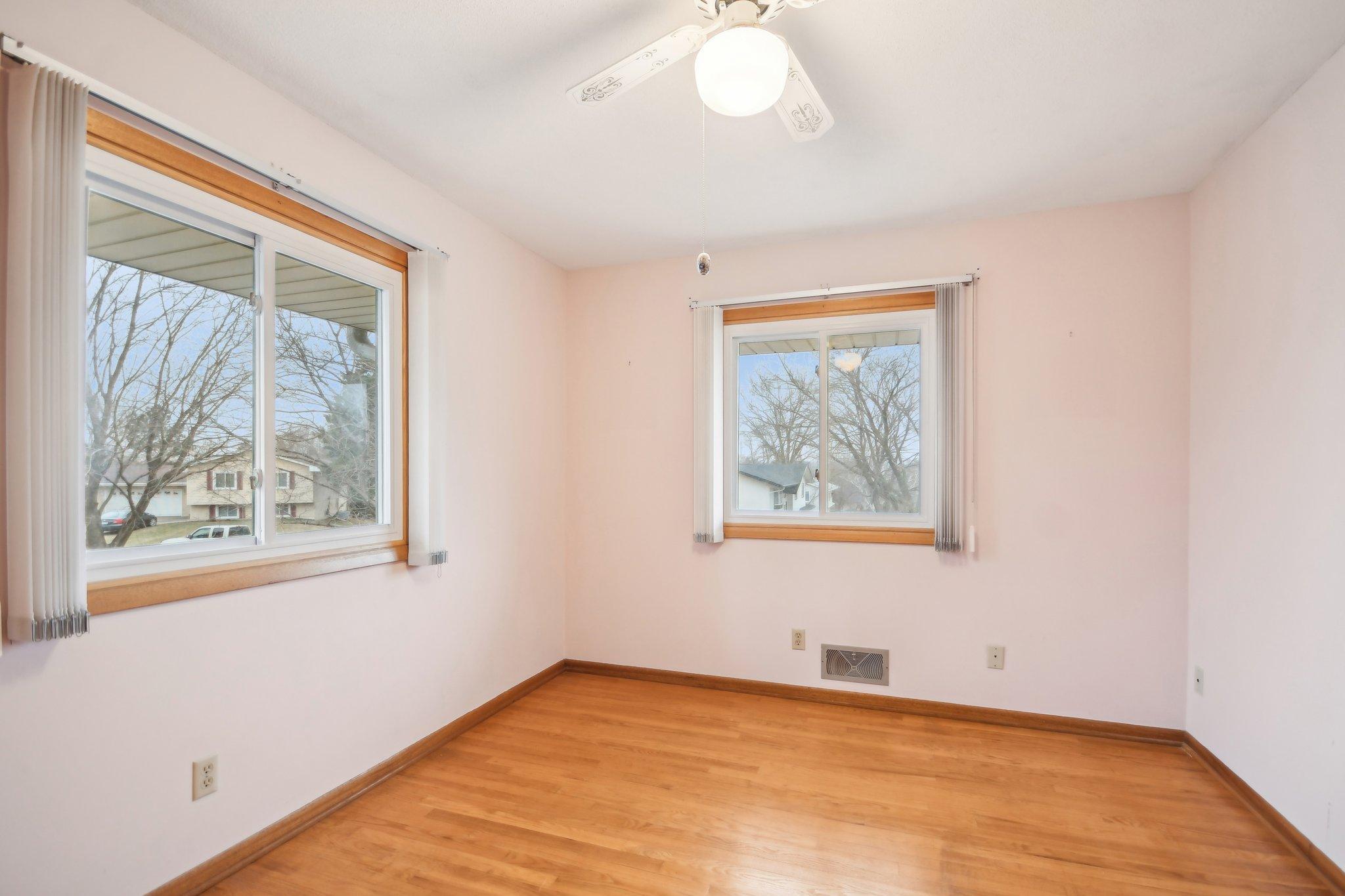 27-web-or-mls-Iona Ln-1104-025.jpg