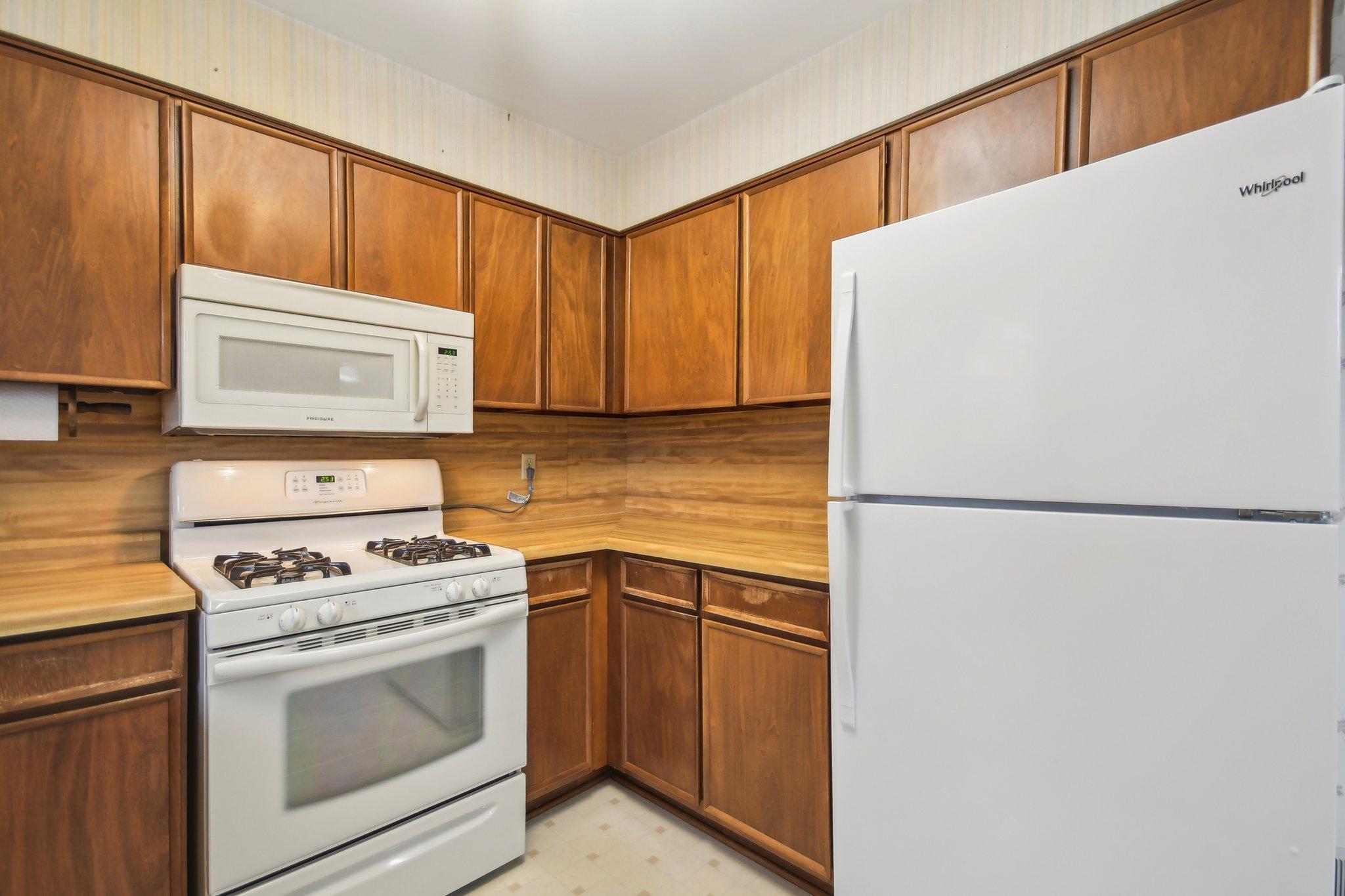 12-web-or-mls-Iona Ln-1104-012.jpg