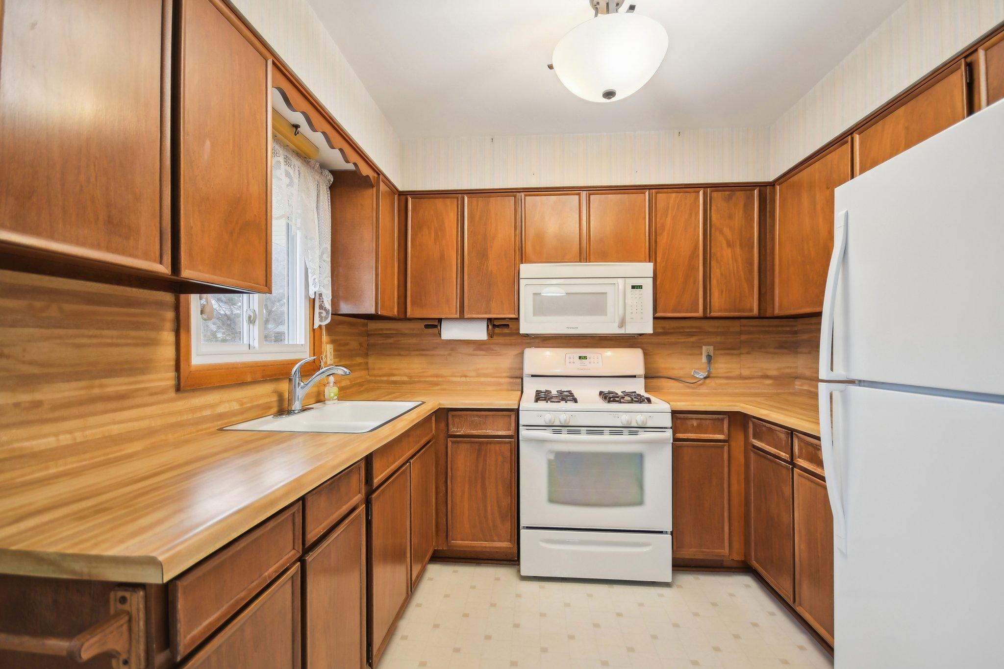 10-web-or-mls-Iona Ln-1104-010.jpg