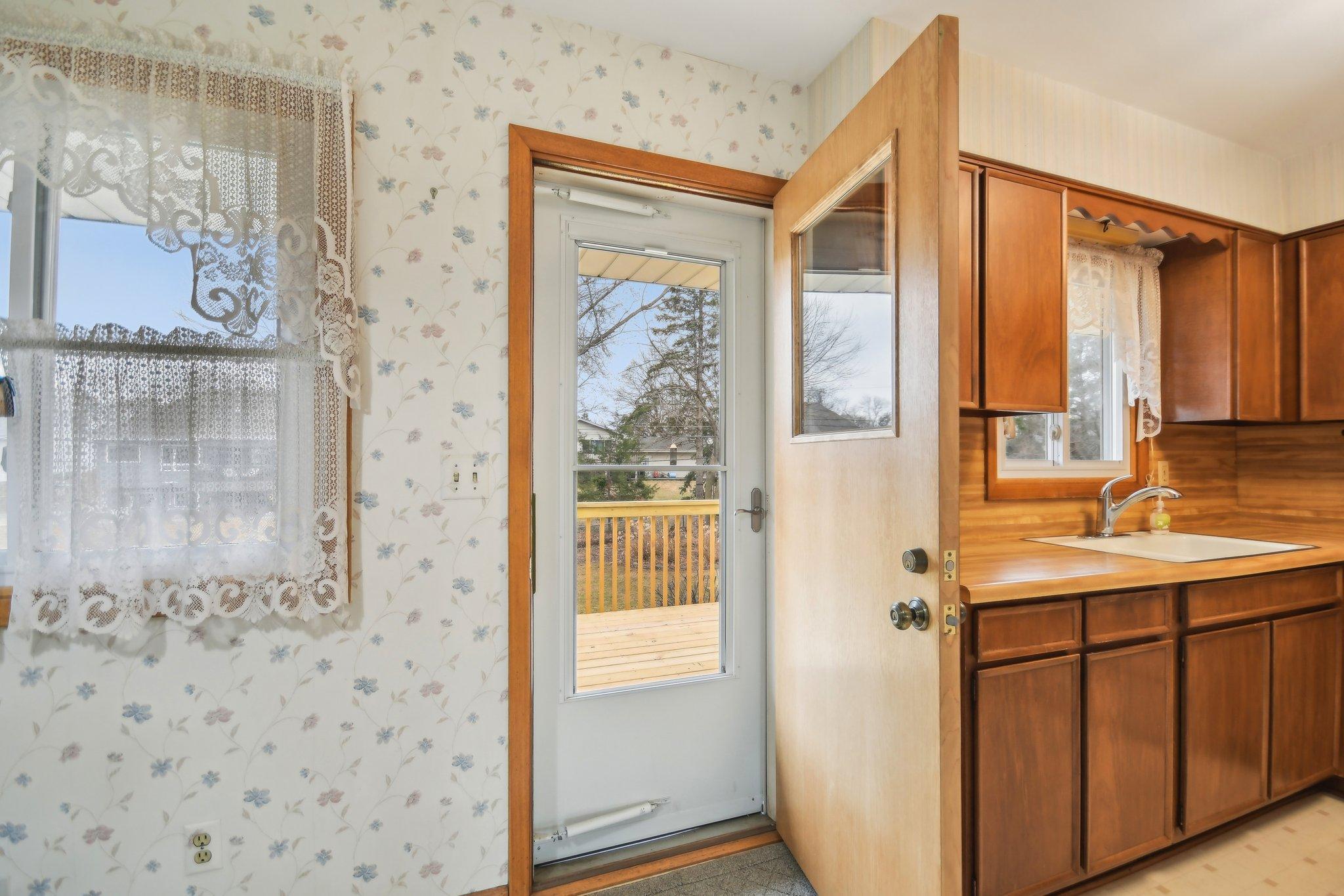 13-web-or-mls-Iona Ln-1104-013.jpg