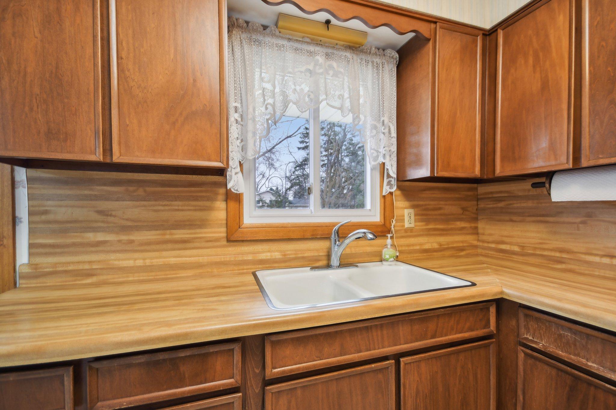 11-web-or-mls-Iona Ln-1104-011.jpg