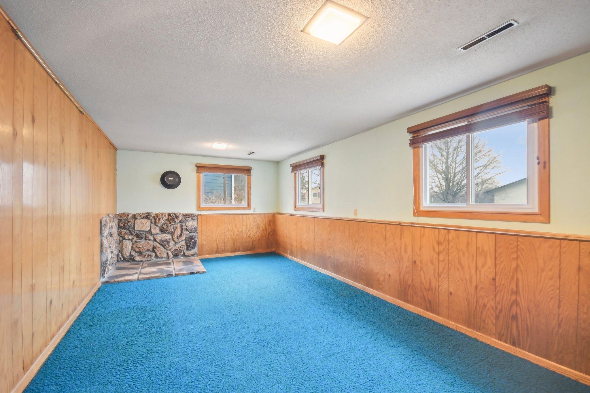 9-web-or-mls-Iona Ln-1104-009.jpg