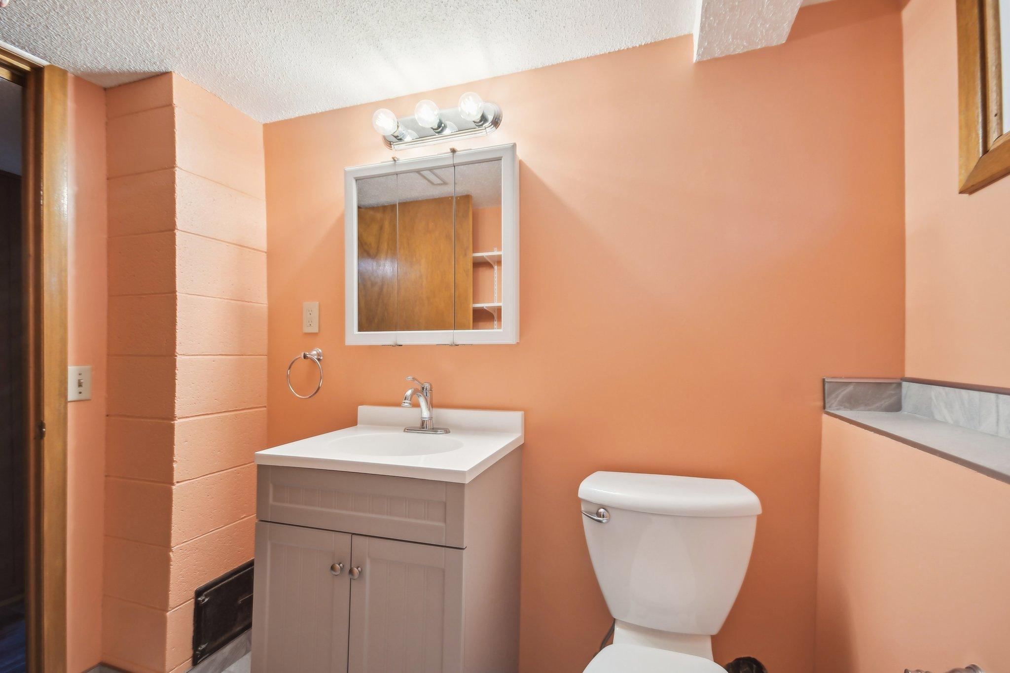38-web-or-mls-Iona Ln-1104-034.jpg