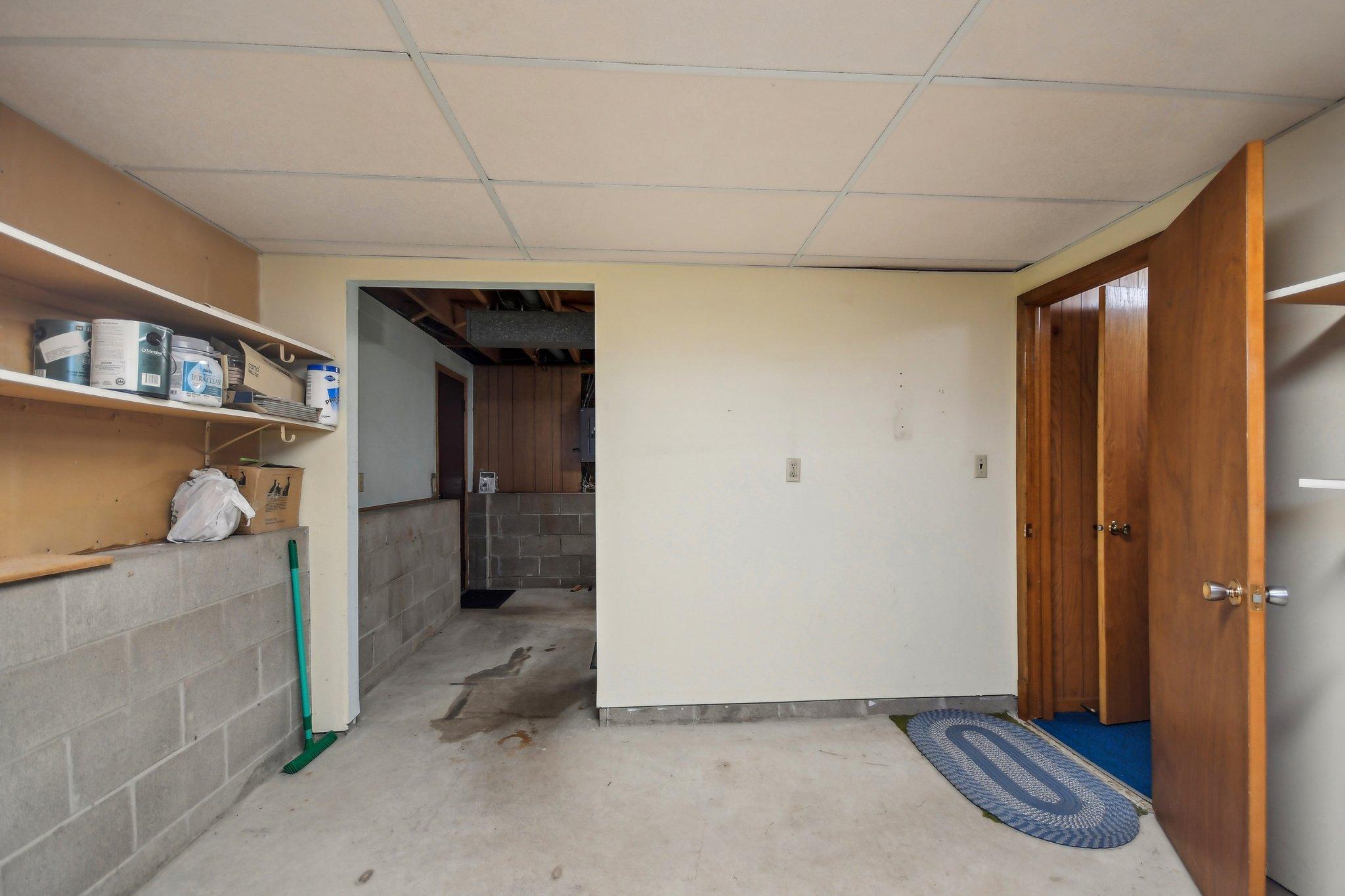 40-web-or-mls-Iona Ln-1104-036.jpg