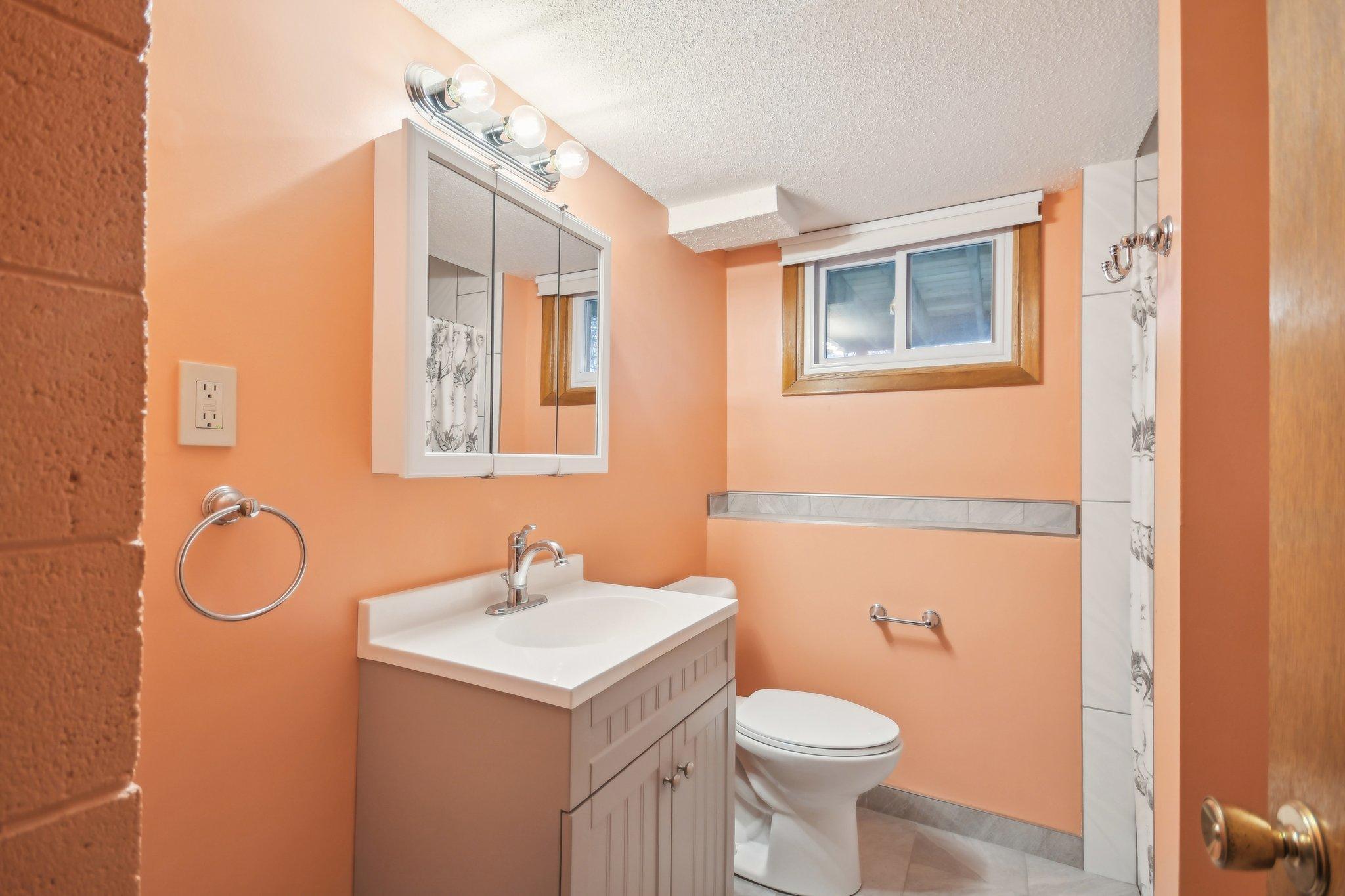 36-web-or-mls-Iona Ln-1104-032.jpg