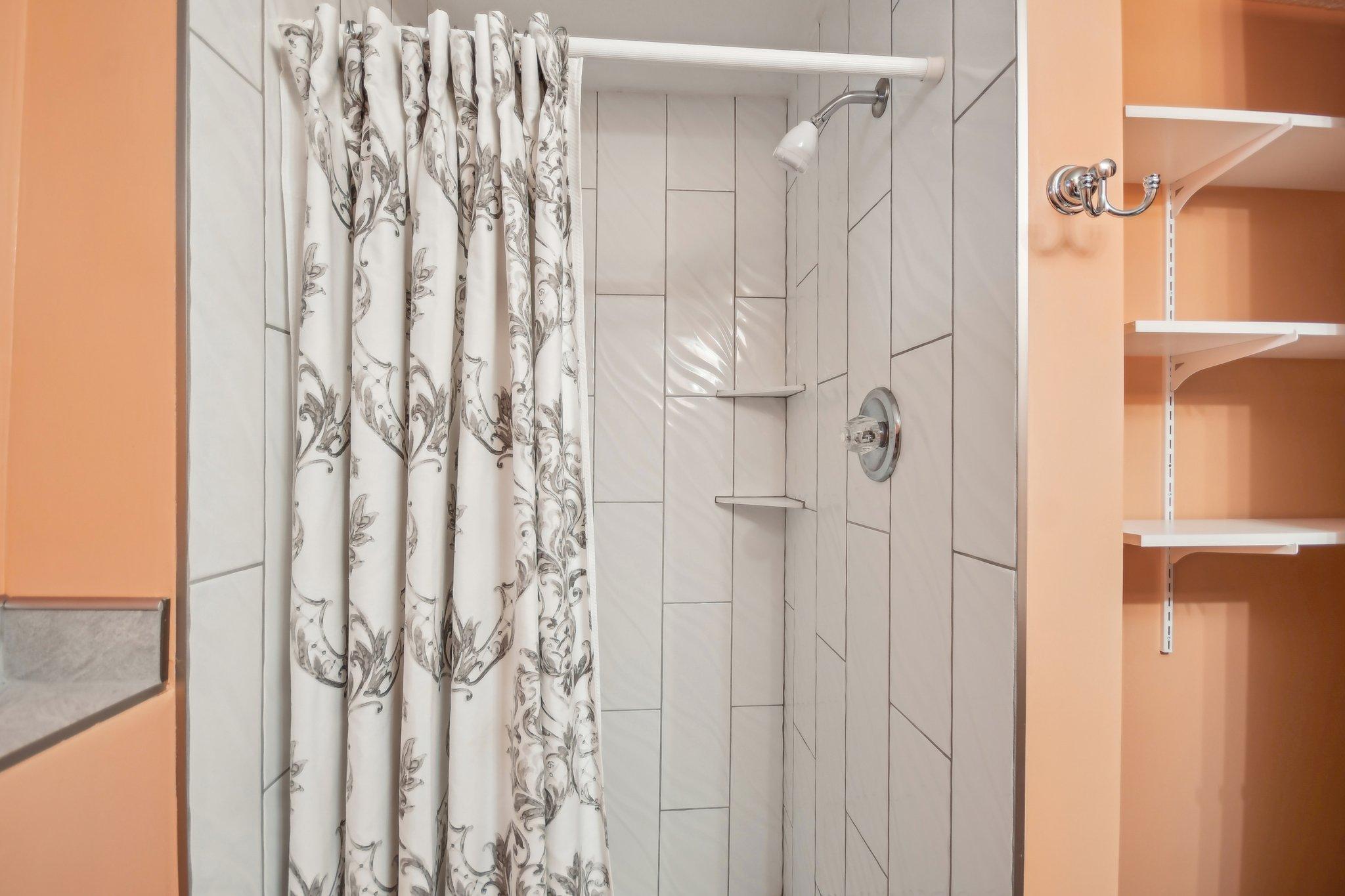 37-web-or-mls-Iona Ln-1104-033.jpg