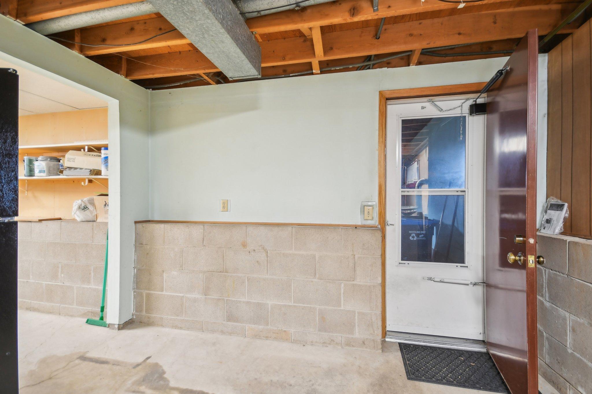50-web-or-mls-Iona Ln-1104-044.jpg