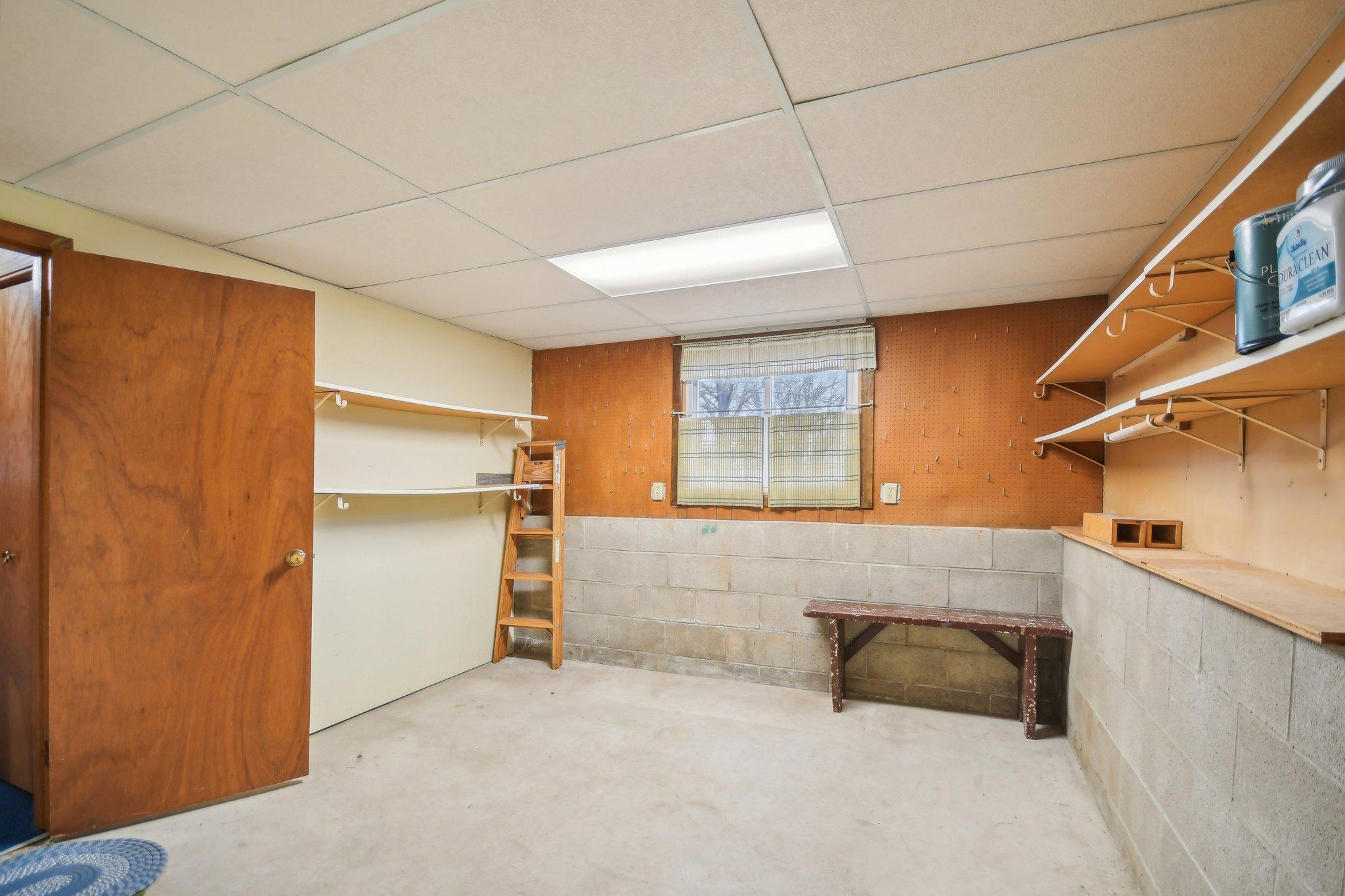 39-web-or-mls-Iona Ln-1104-035.jpg
