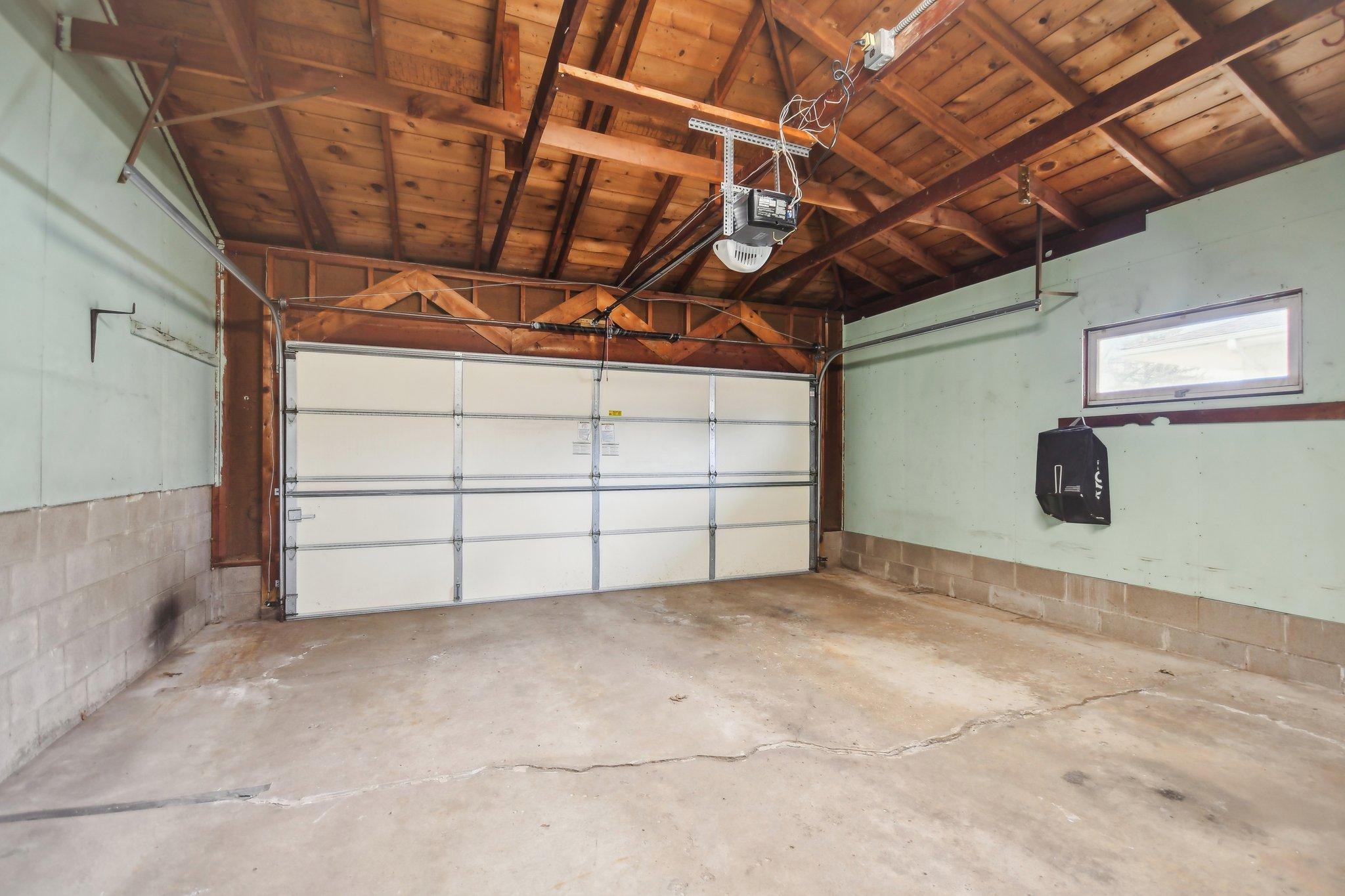 51-web-or-mls-Iona Ln-1104-045.jpg