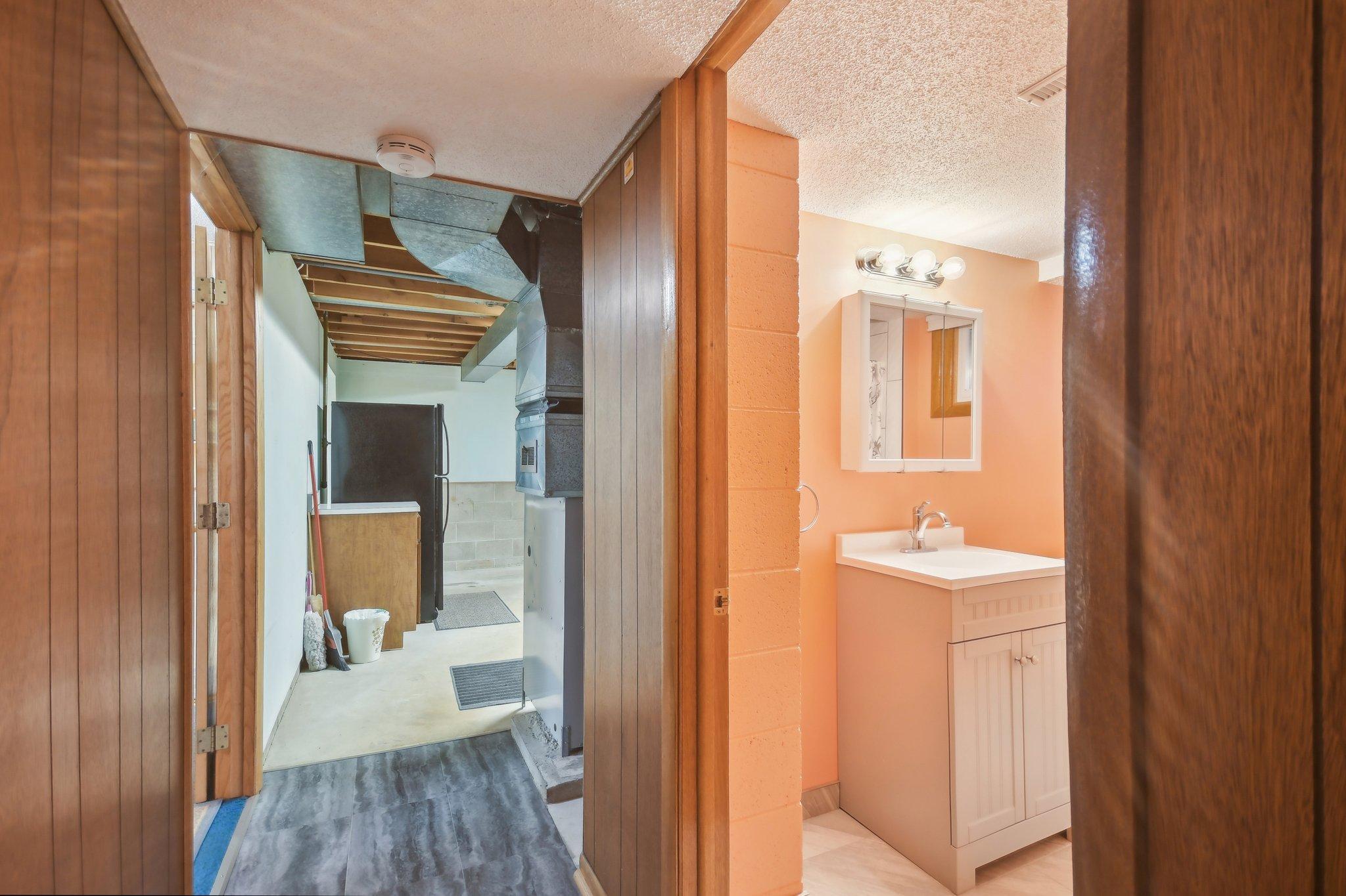 35-web-or-mls-Iona Ln-1104-031.jpg