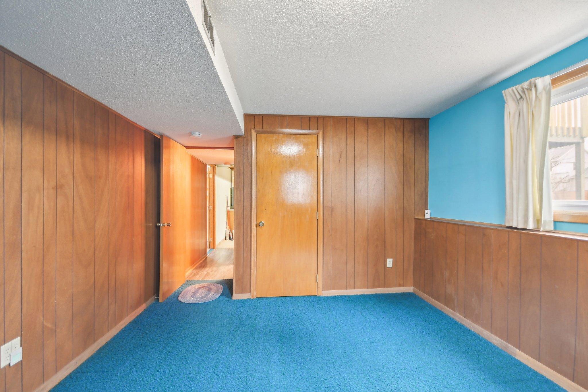 34-web-or-mls-Iona Ln-1104-030.jpg