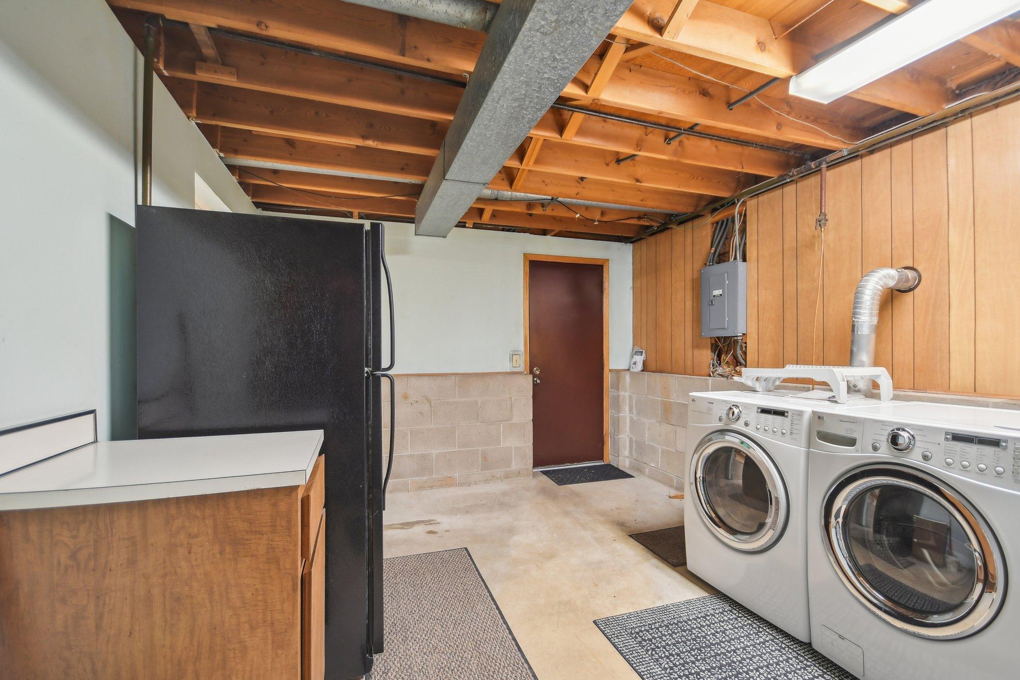 48-web-or-mls-Iona Ln-1104-042.jpg