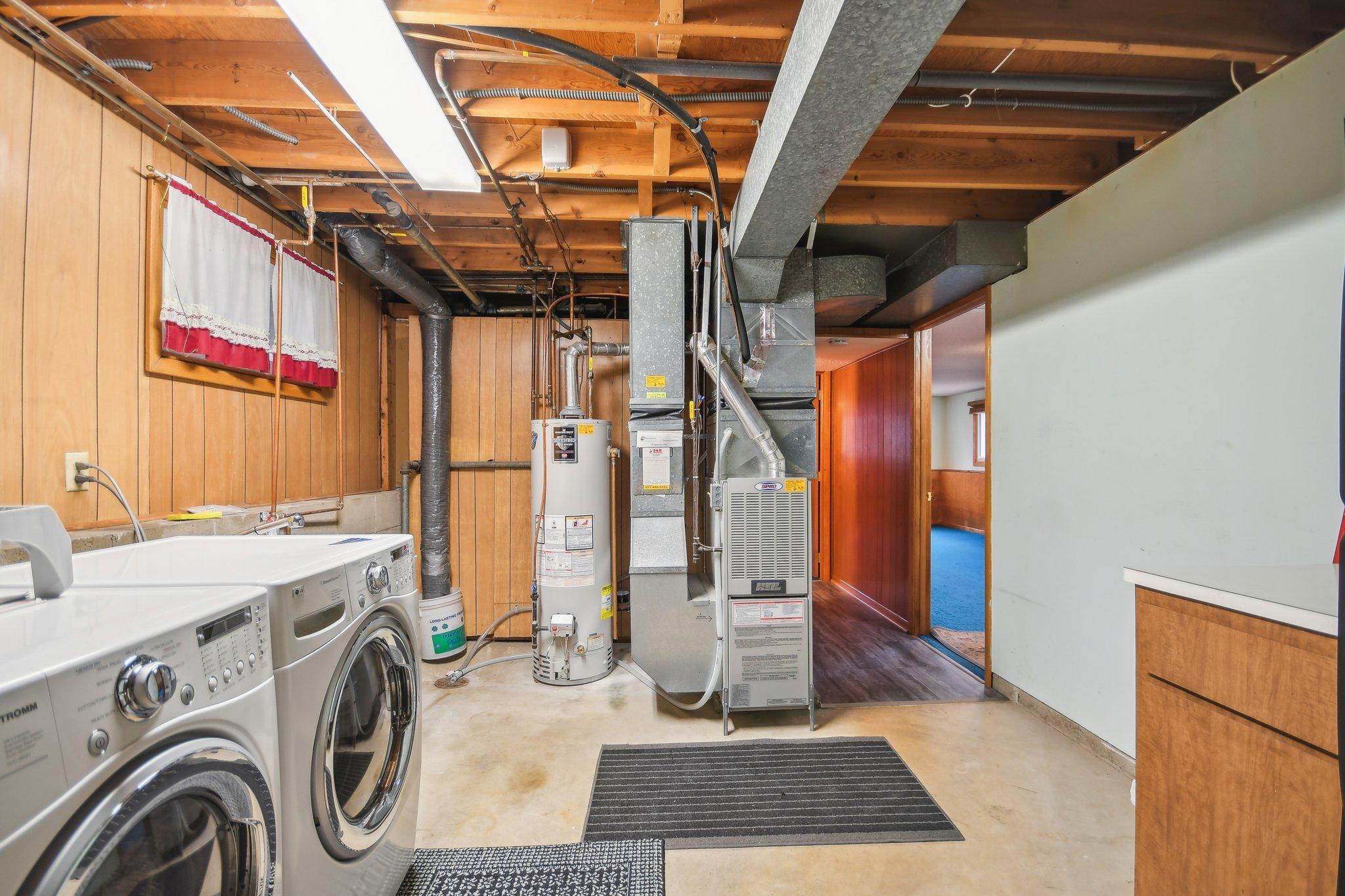 49-web-or-mls-Iona Ln-1104-043.jpg