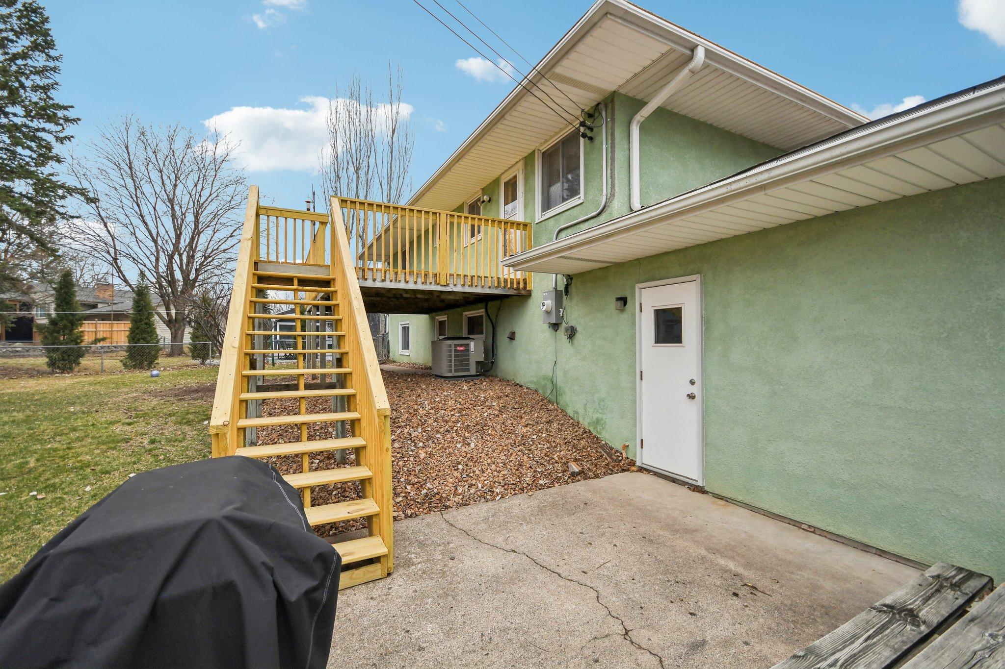 62-web-or-mls-Iona Ln-1104-056.jpg