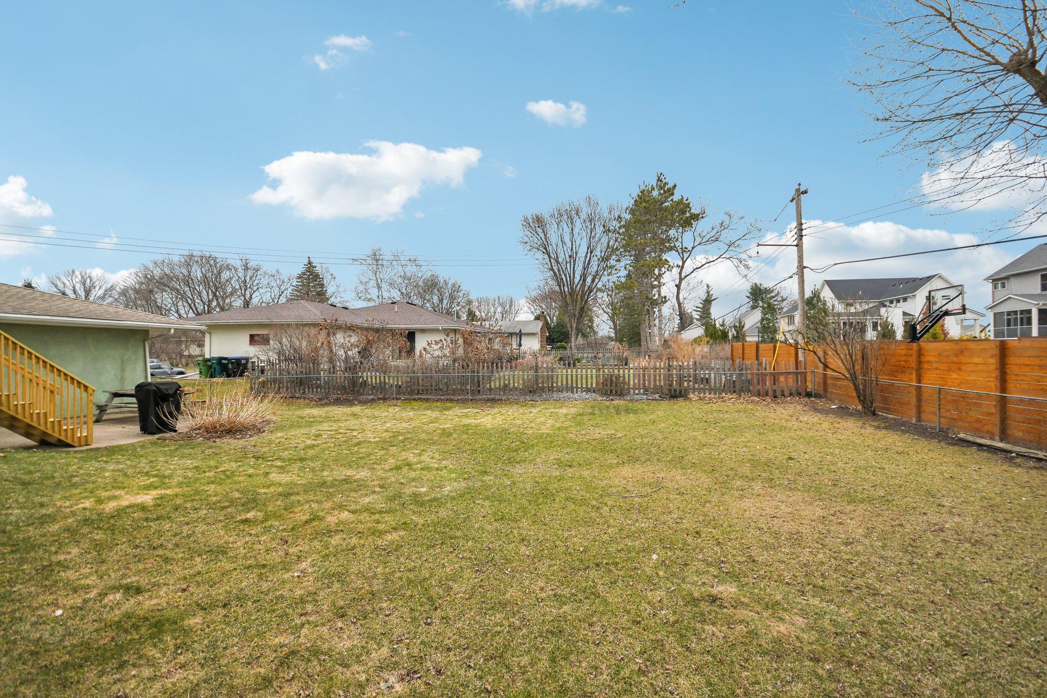 59-web-or-mls-Iona Ln-1104-053.jpg