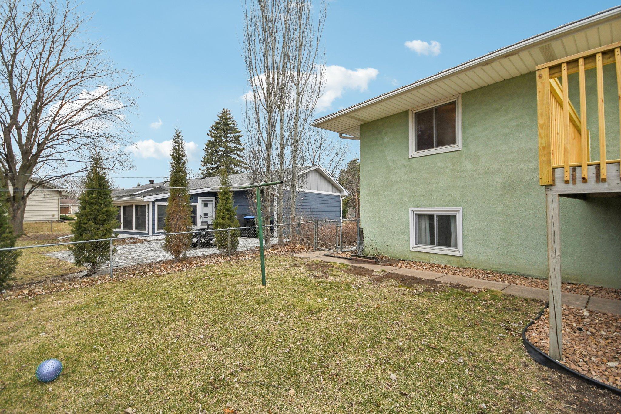57-web-or-mls-Iona Ln-1104-051.jpg