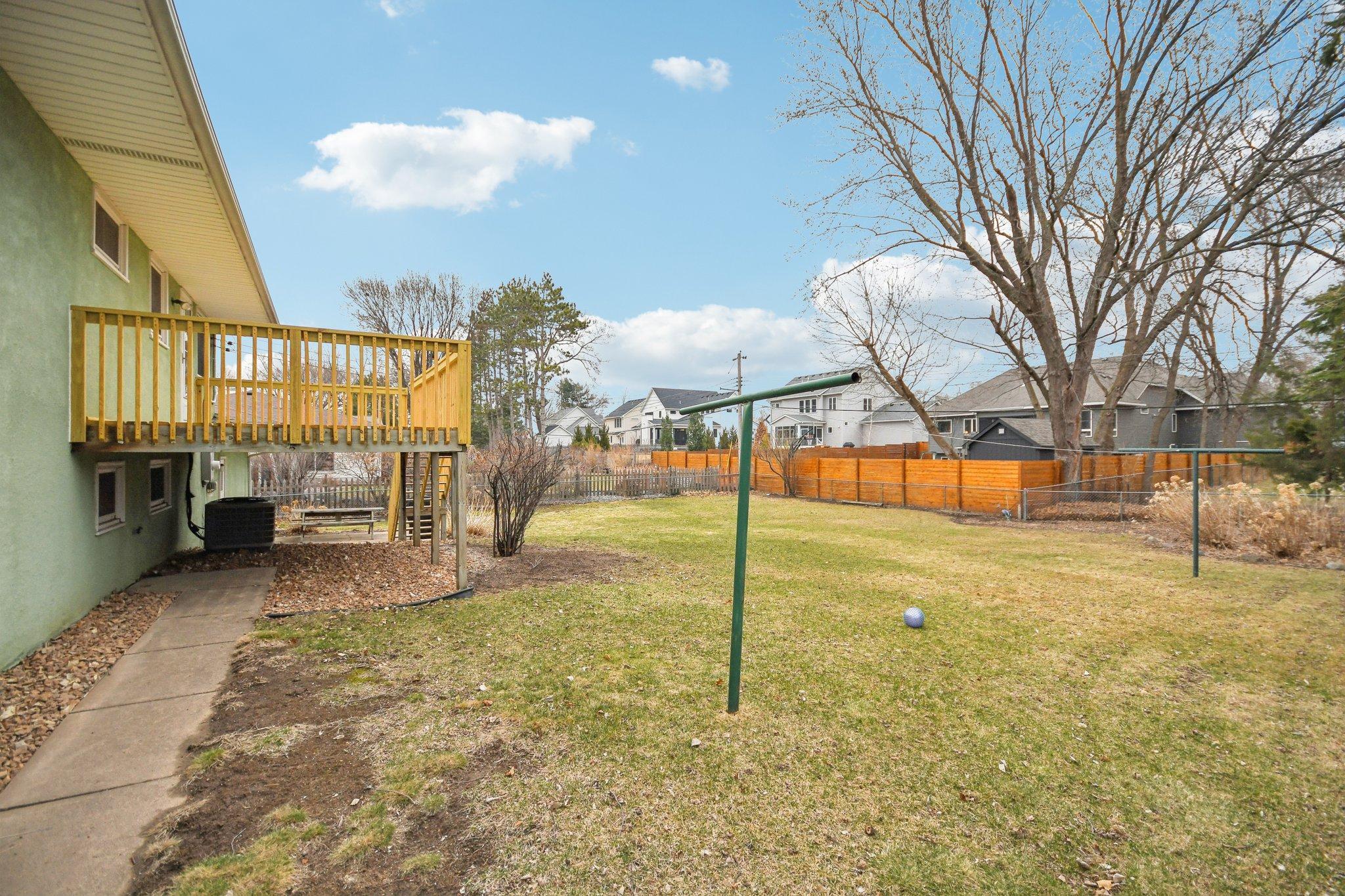 56-web-or-mls-Iona Ln-1104-050.jpg