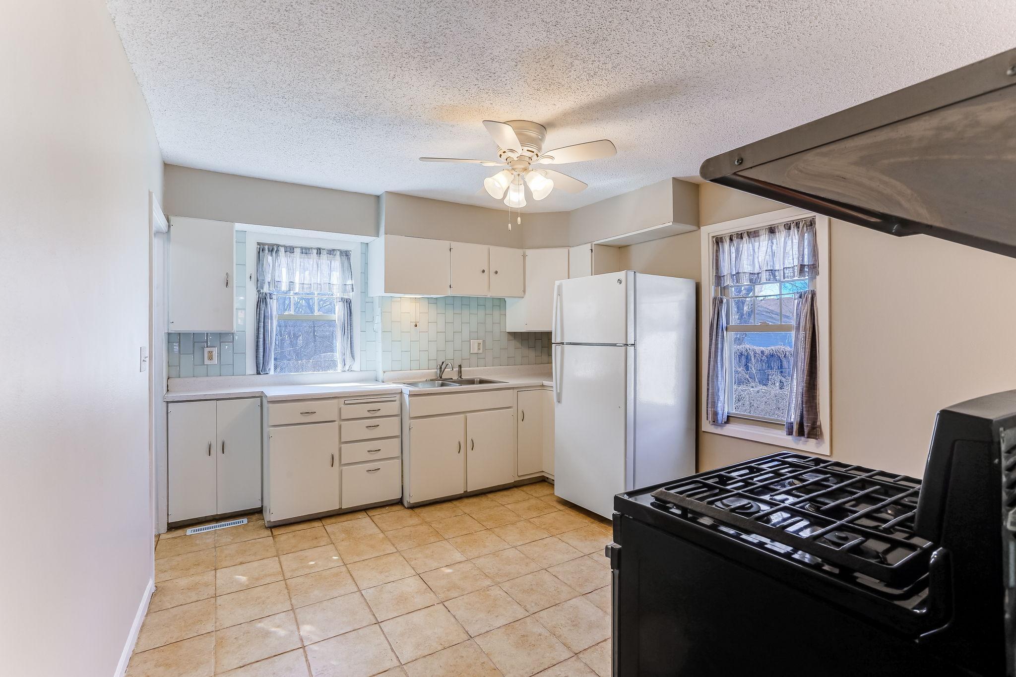 7-web-or-mls-298-W-Cottage-Ave-07.jpg