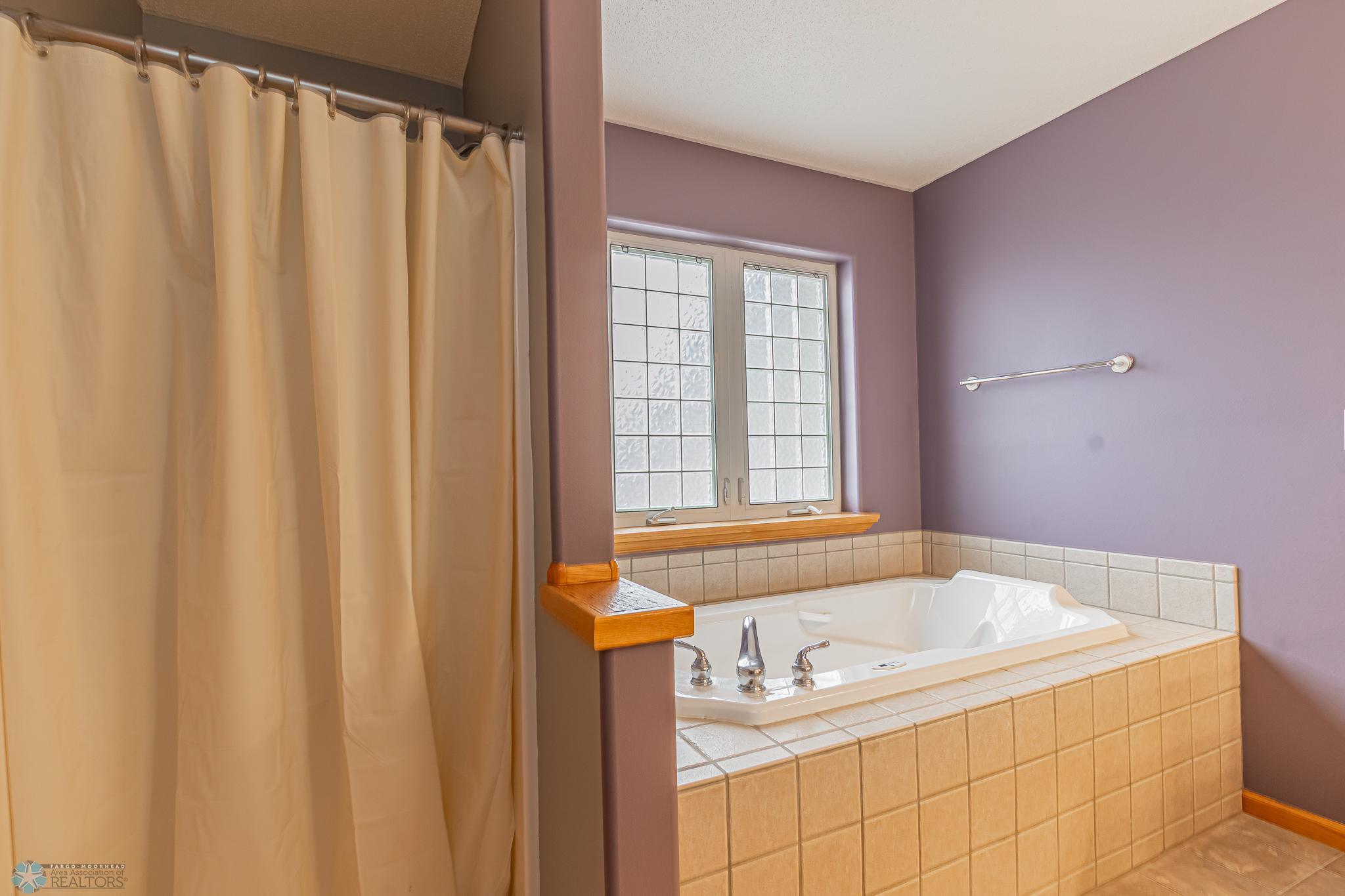 985 32nd St S, Moorhead, MN 56560-16.jpg