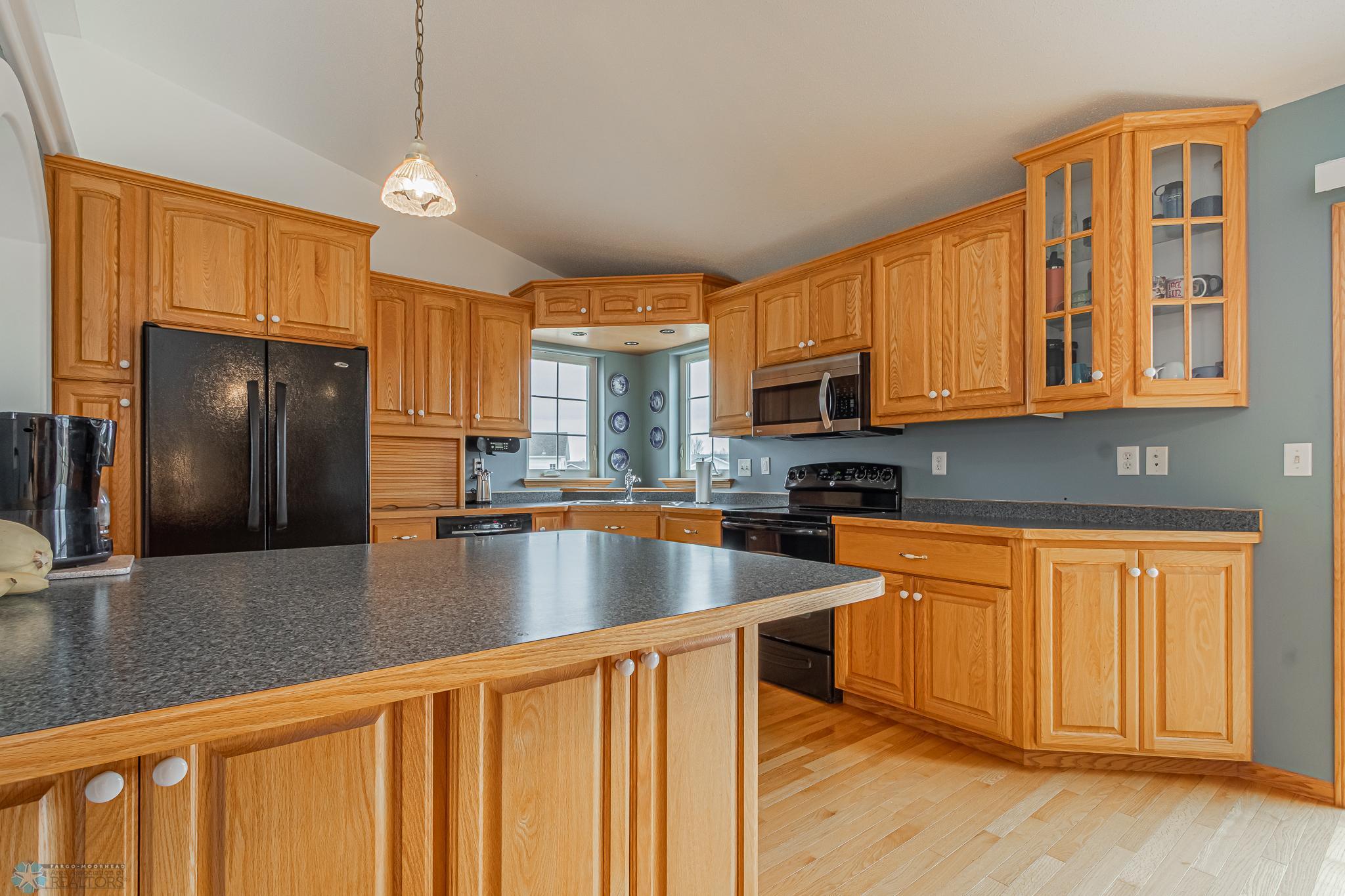 985 32nd St S, Moorhead, MN 56560-09.jpg