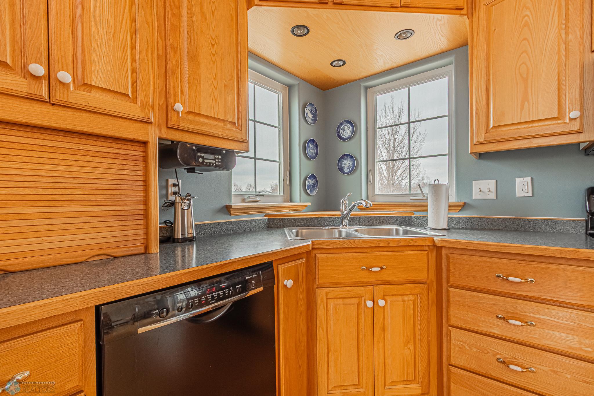985 32nd St S, Moorhead, MN 56560-06.jpg