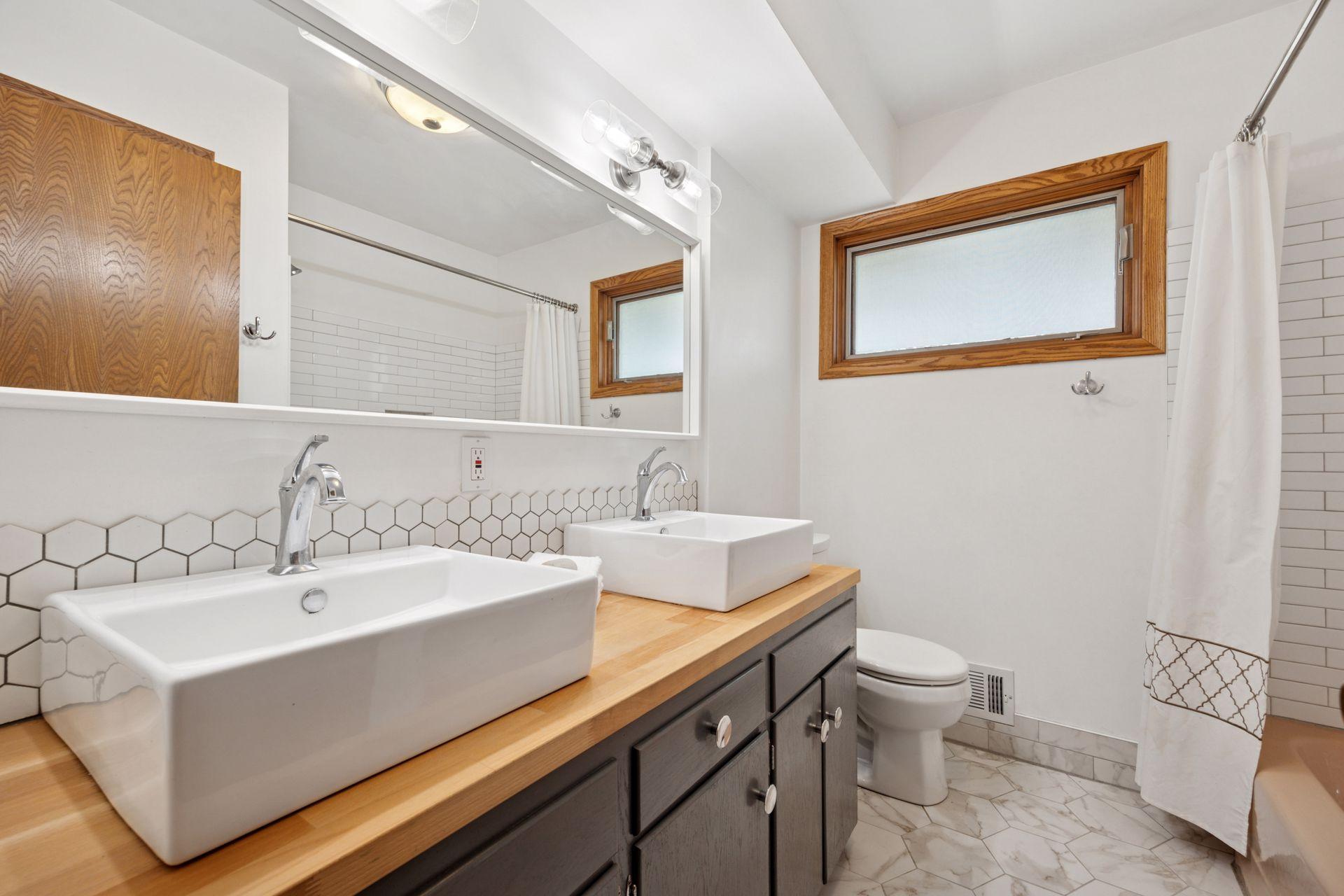 Full hallway bath