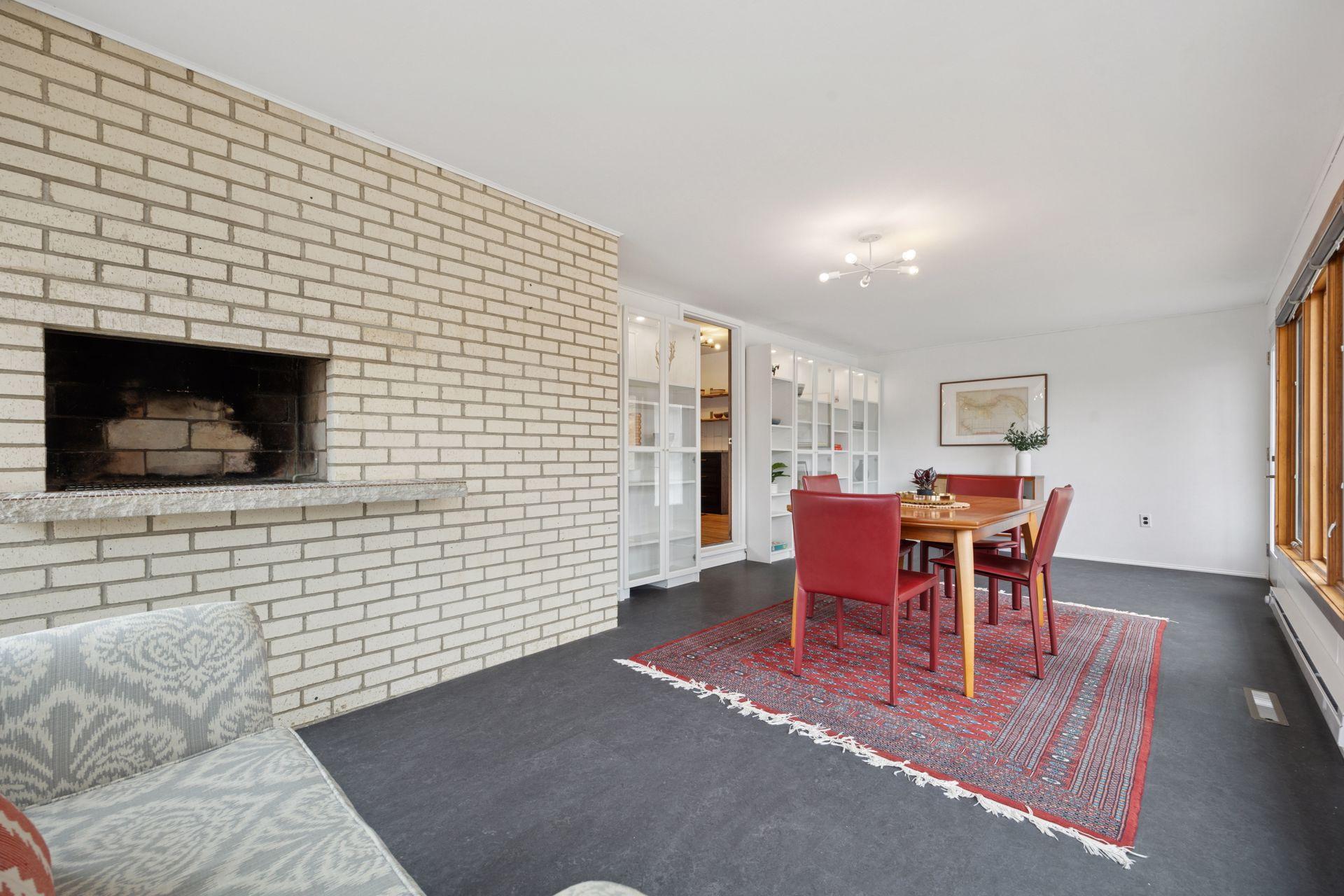 Brick wall (fireplace aesthetic only)