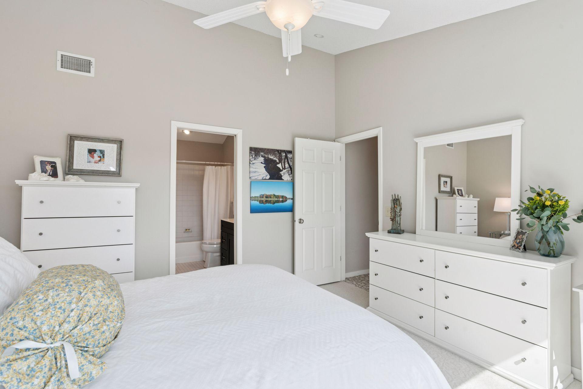 Connecting full ensuite bathroom.