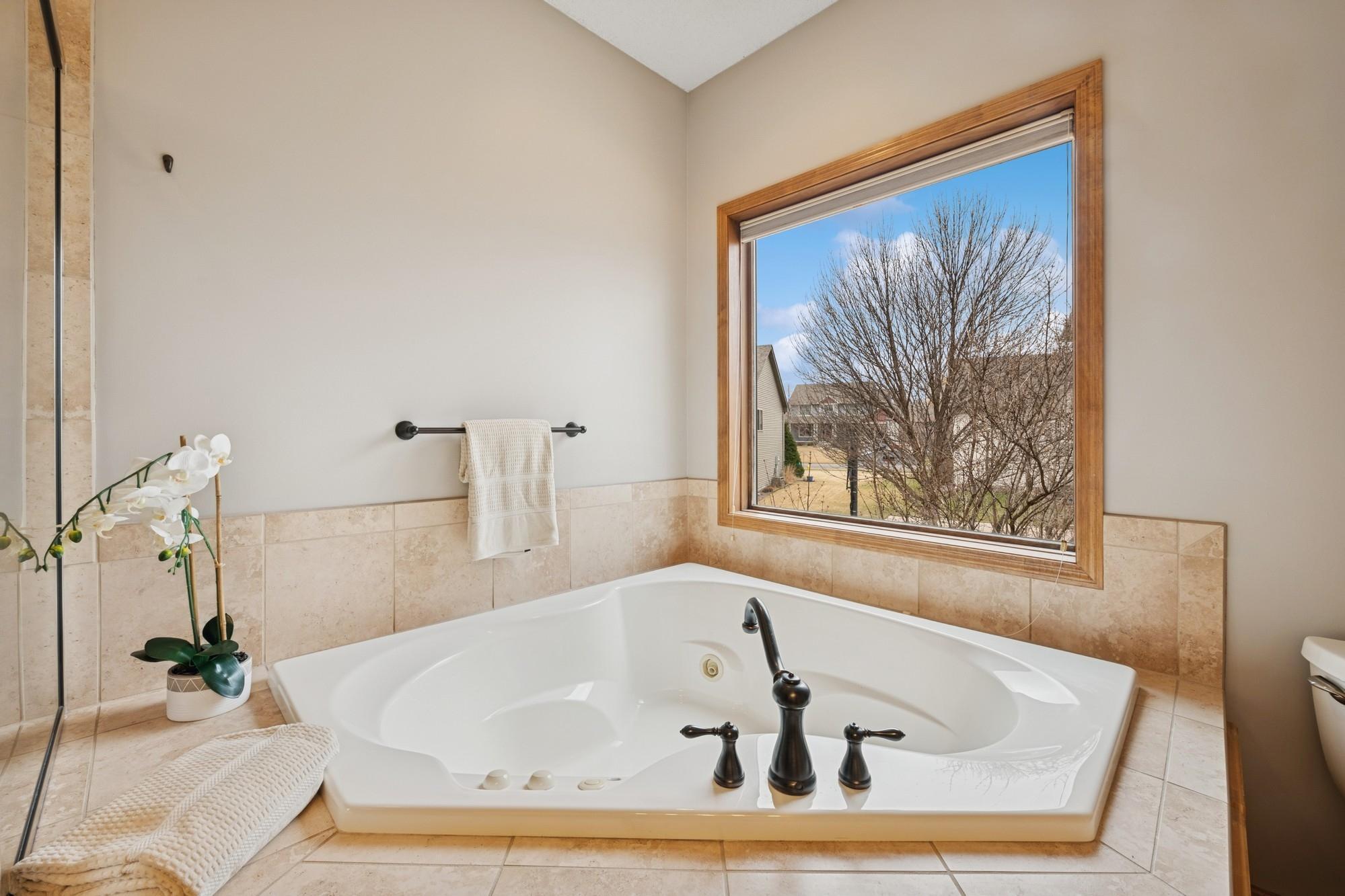 Corner whirlpool tub