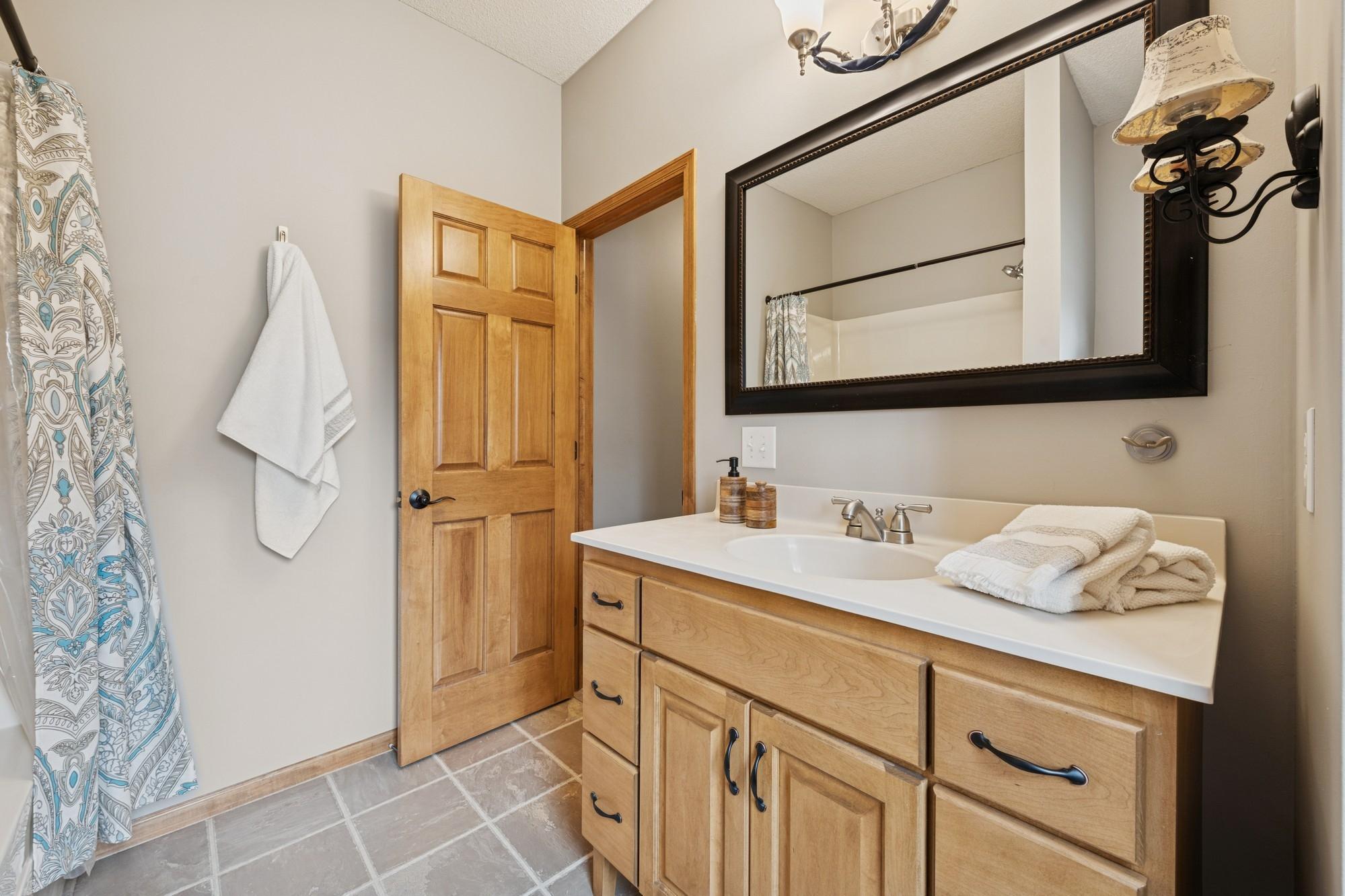 Main floor full bathroom