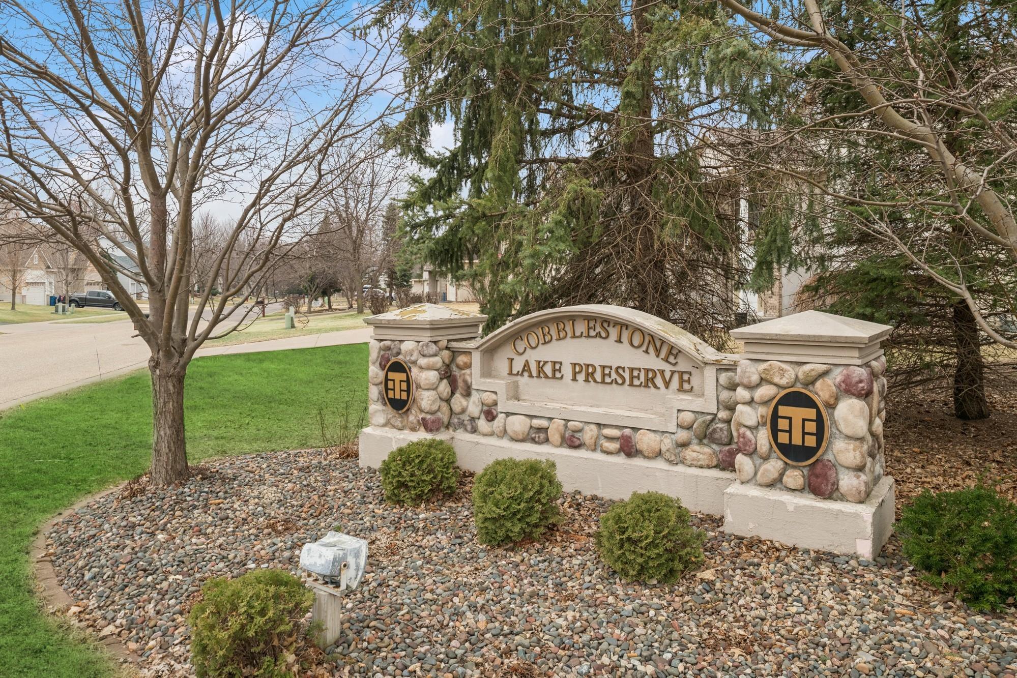 Neighborhood entrance monument