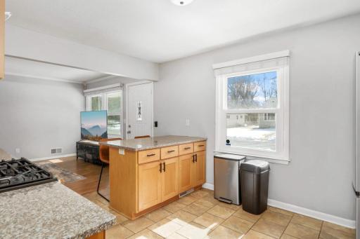 Nice window letting lots of light in the kitchen