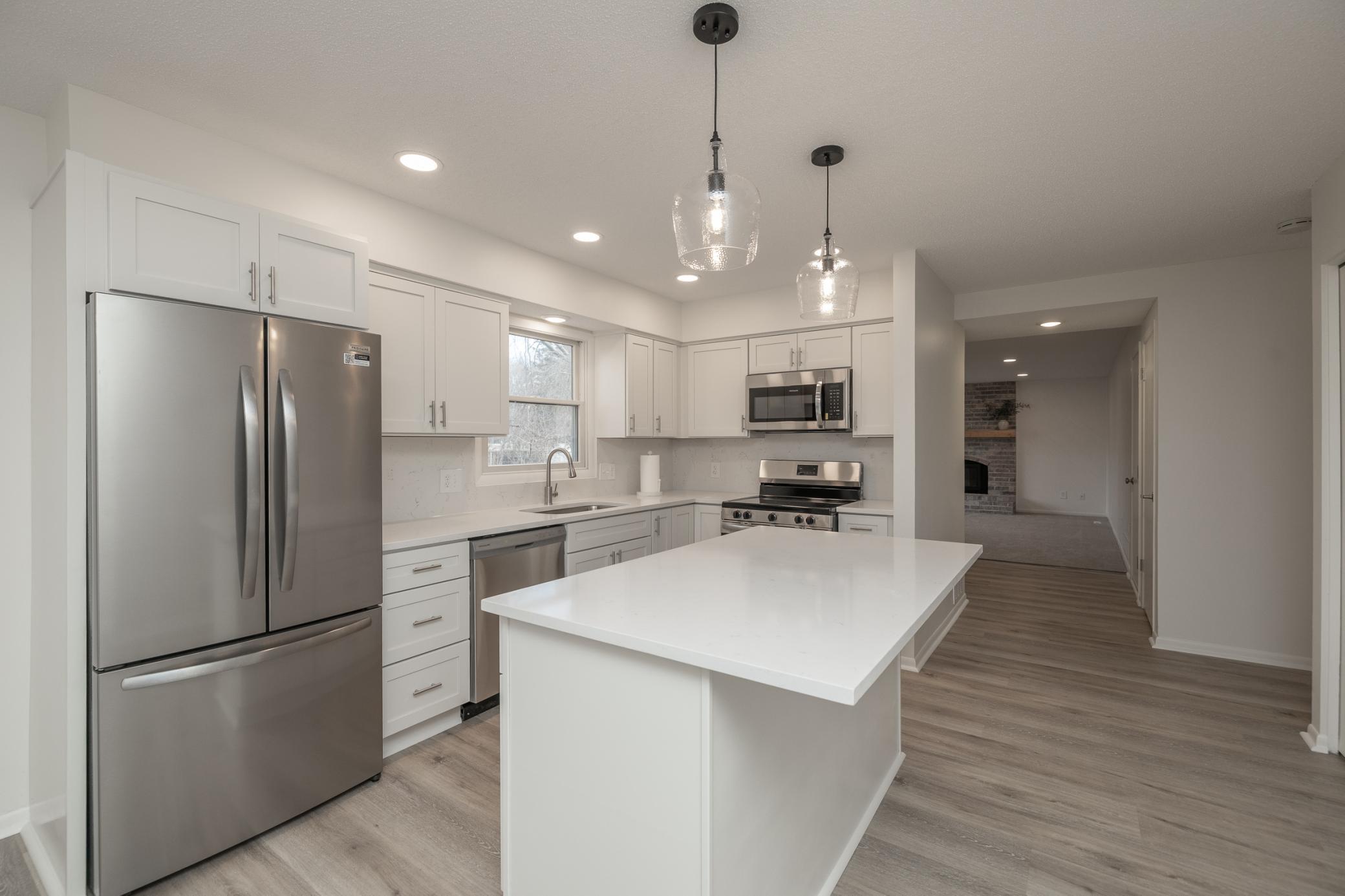 Kitchen with 5' center island, quartz countertops and quarts backsplash