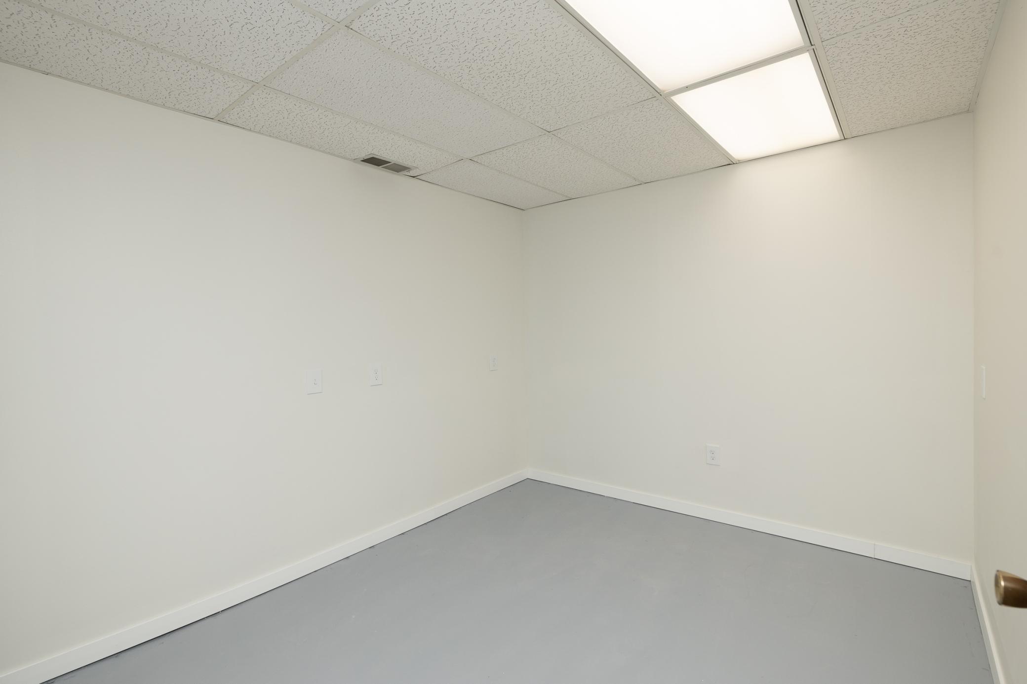 Non conforming 4th bedroom in lower level or could be used as office space