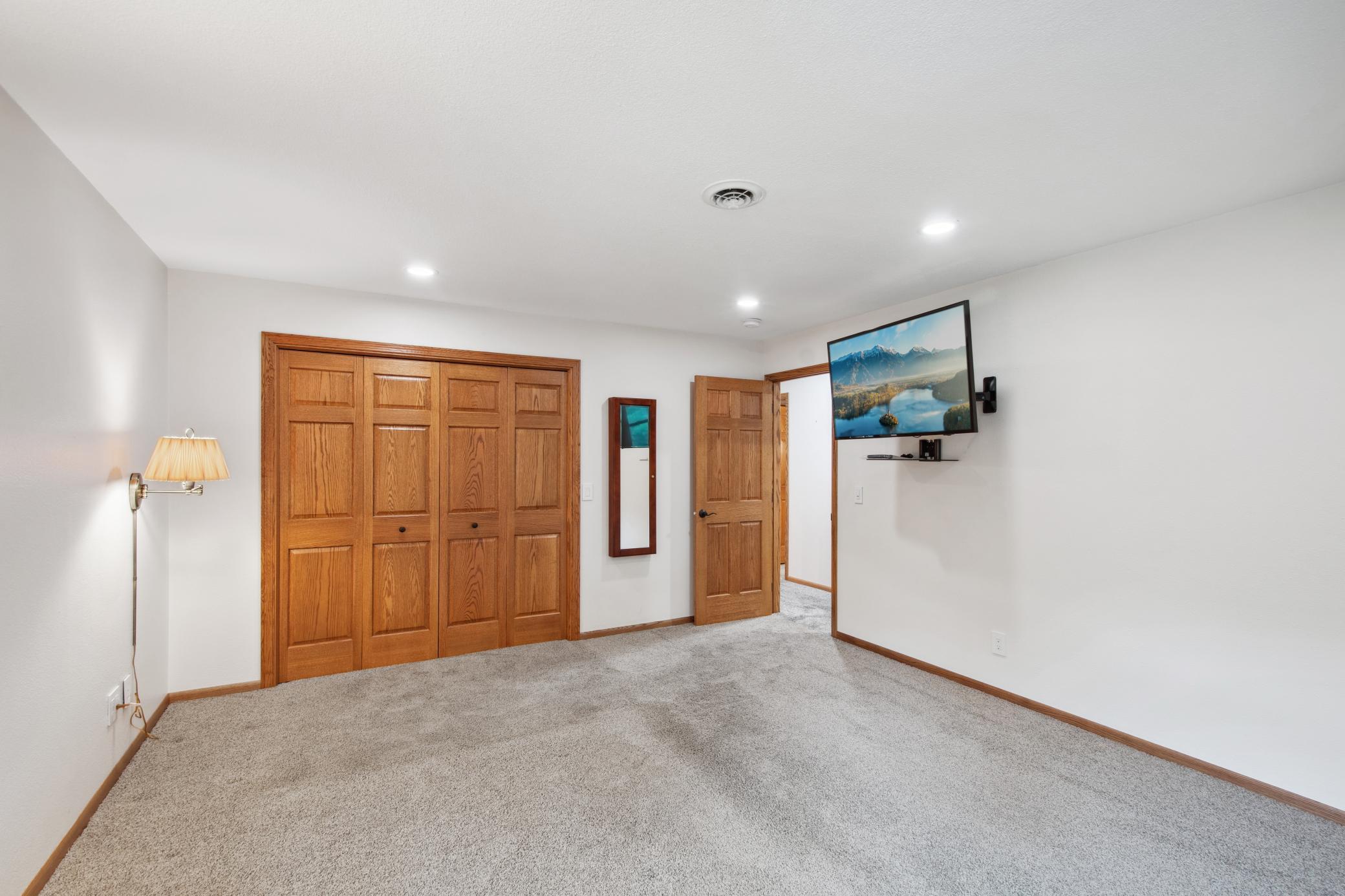 Second upper floor bedroom.