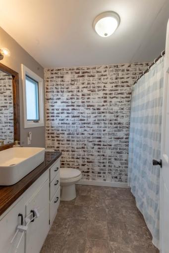 18 Main Full Bath.jpg