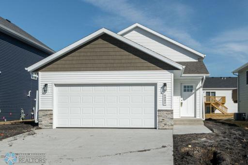 6880 Thomas Street, Horace, ND 58047